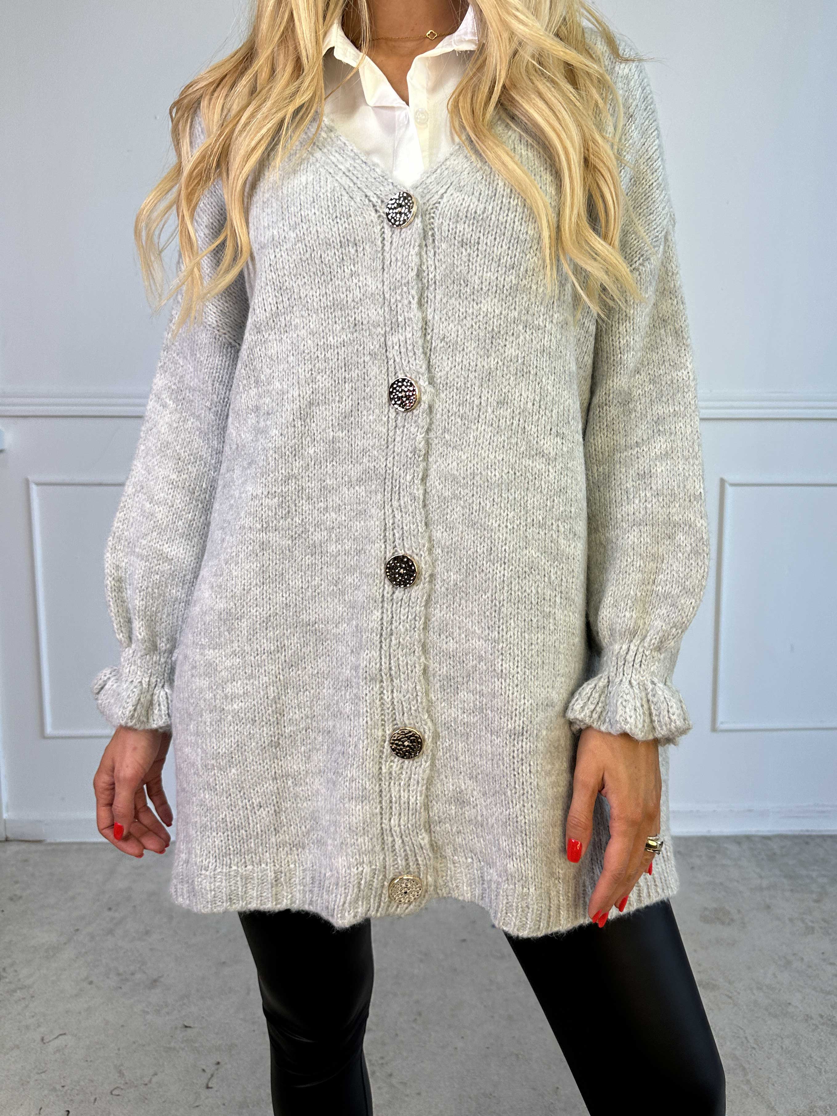 Celeste - Strikcardigan med guld knapper og søde flæseærmer