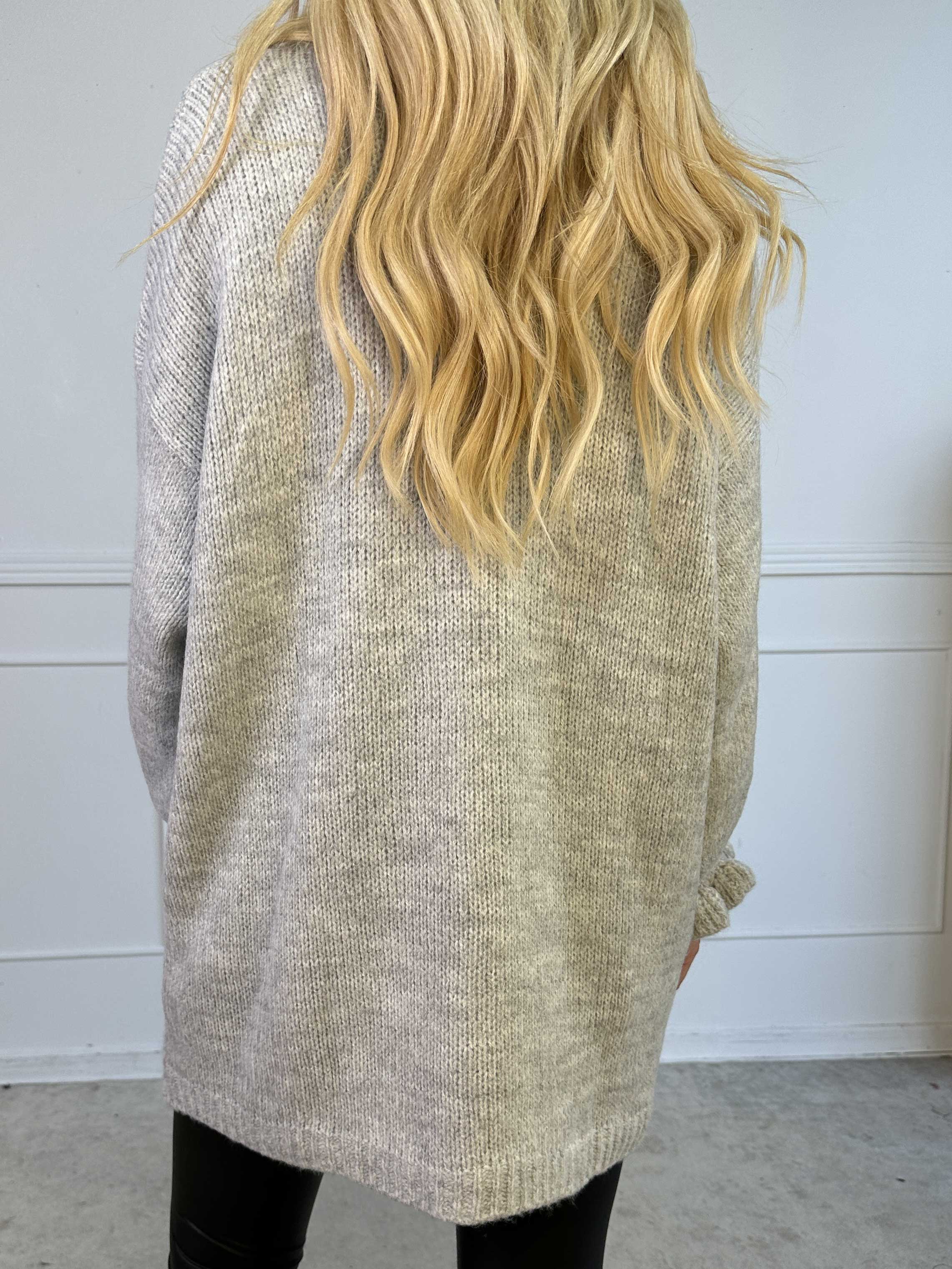 Celeste - Strikcardigan med guld knapper og søde flæseærmer