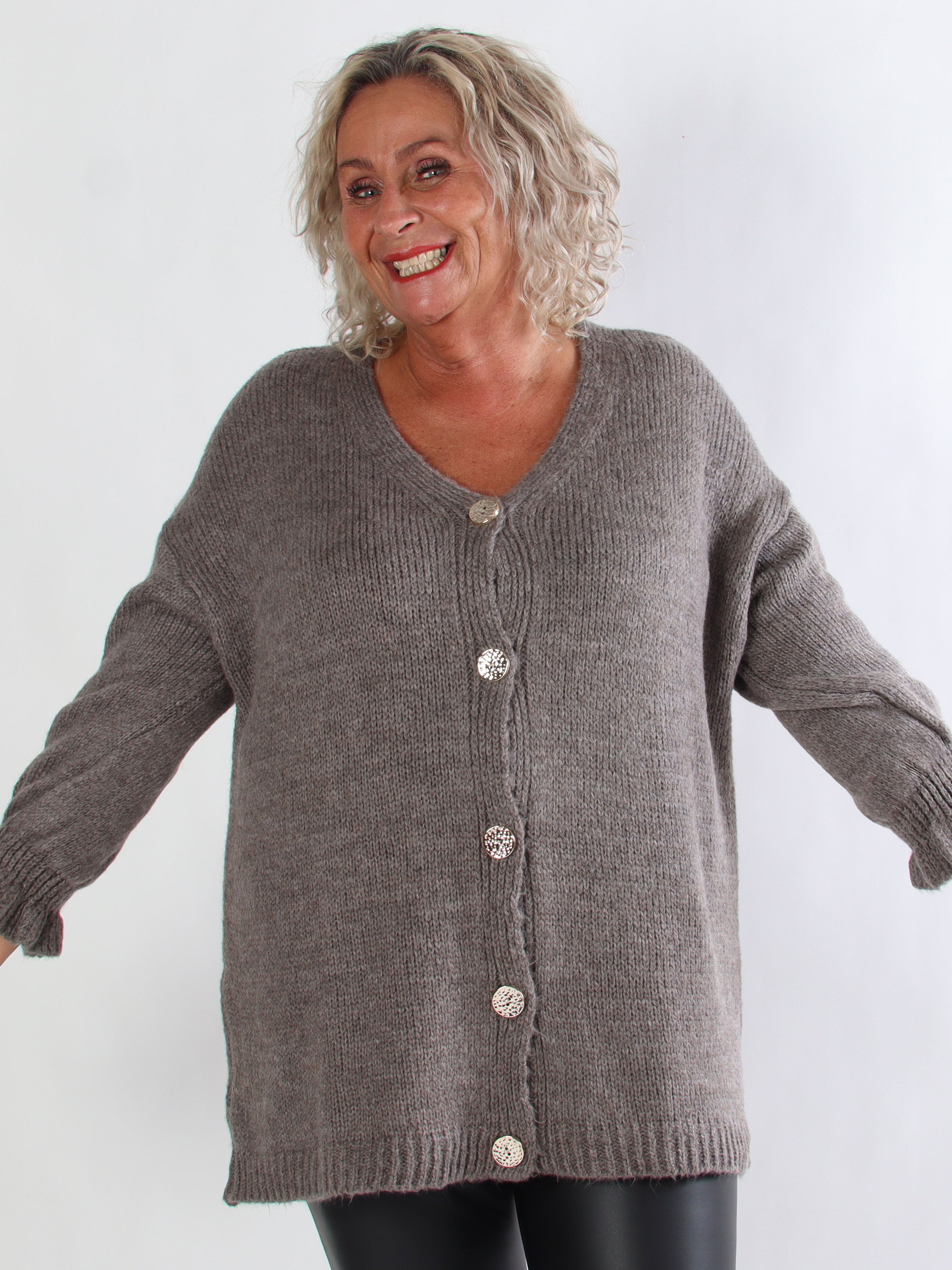 Celeste - Plus size strikcardigan med guld knapper og flæseærmer