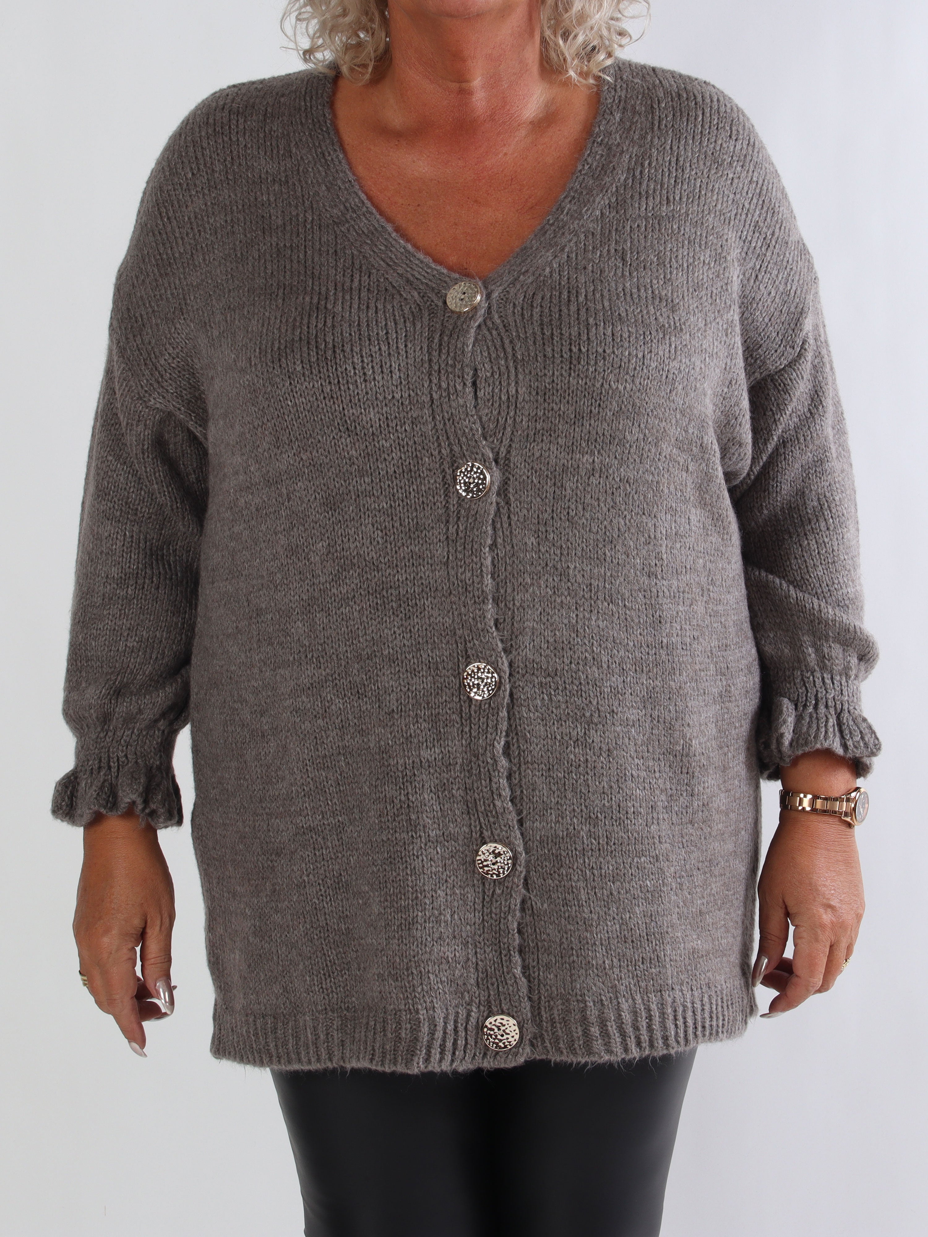 Celeste - Plus size strikcardigan med guld knapper og flæseærmer