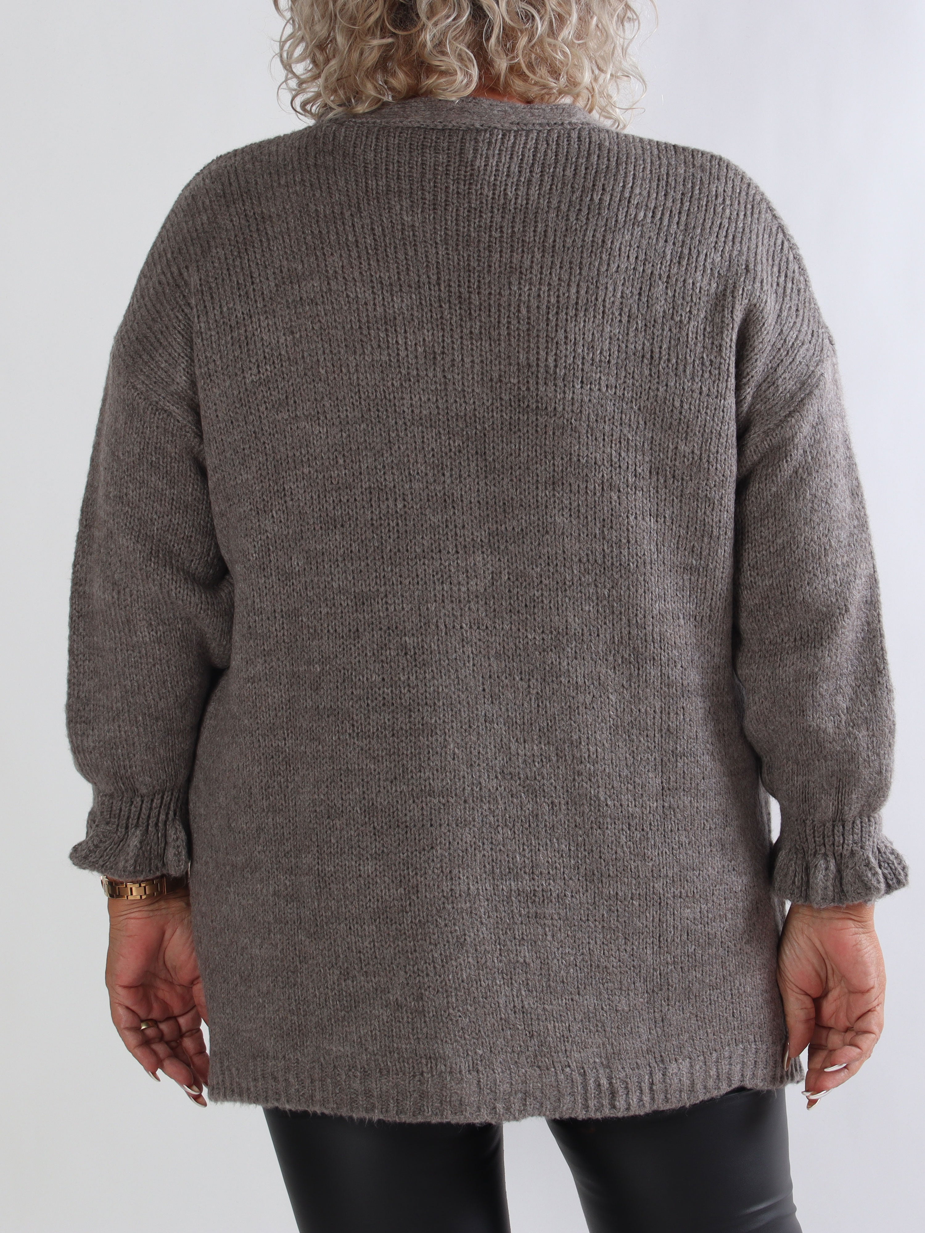 Celeste - Plus size strikcardigan med guld knapper og flæseærmer