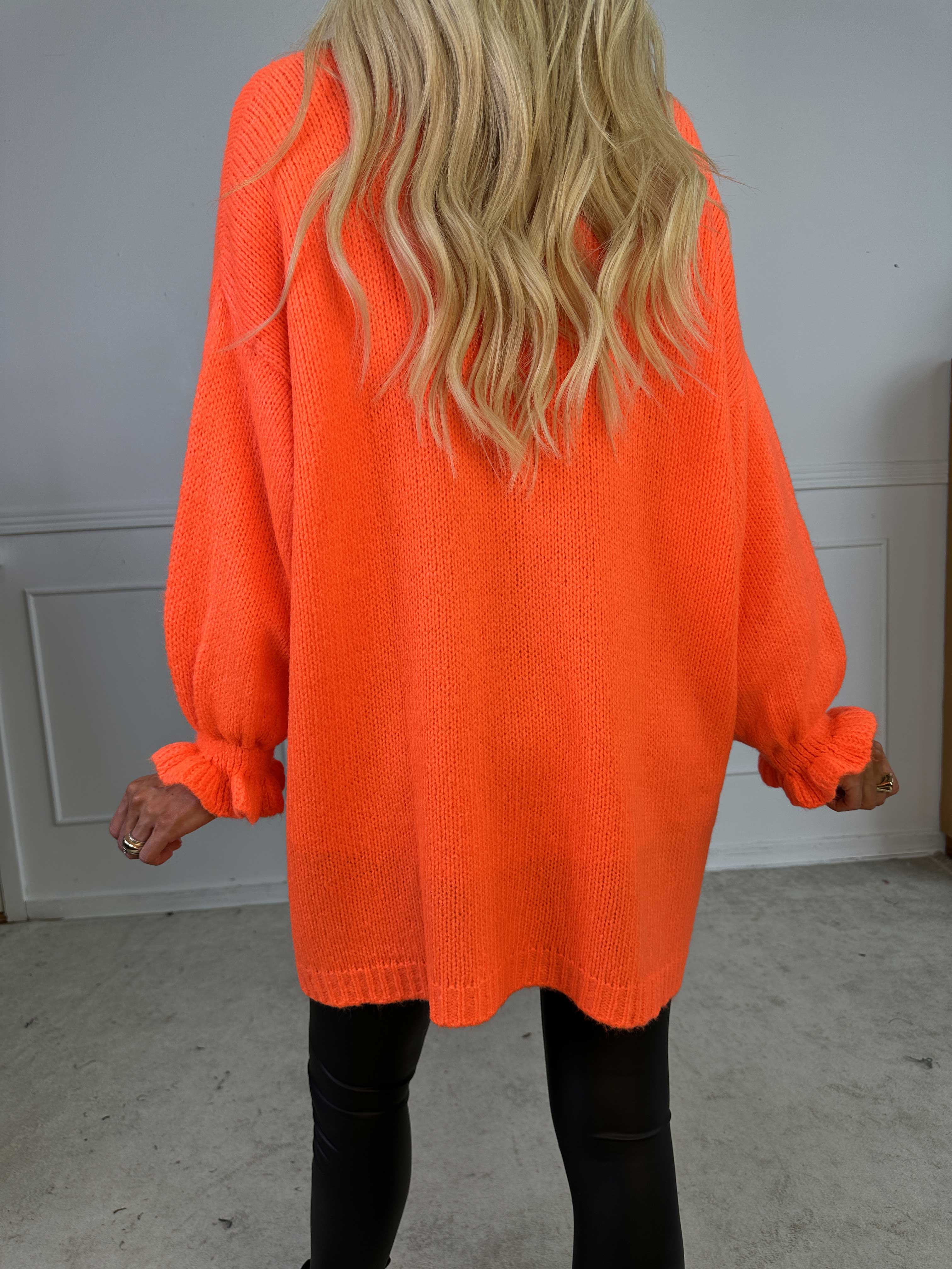 Celeste - Strikcardigan med guld knapper og søde flæseærmer