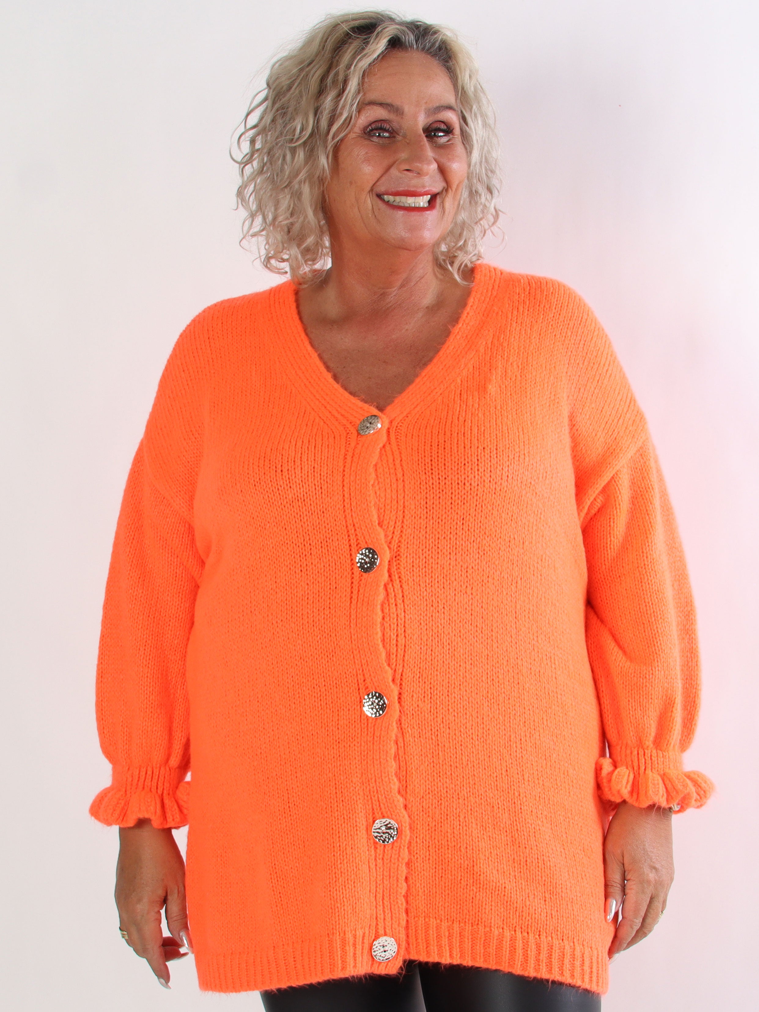 Celeste - Plus size strikcardigan med guld knapper og flæseærmer