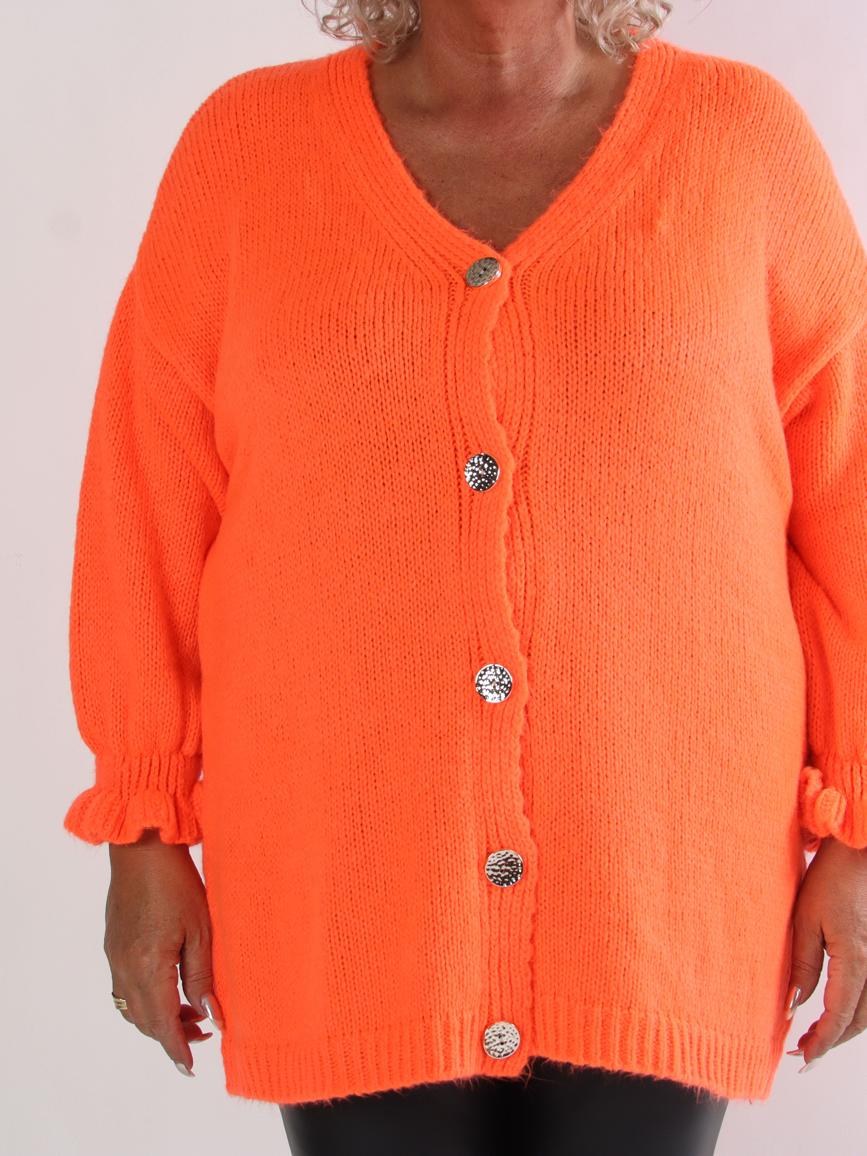 Celeste - Plus size strikcardigan med guld knapper og flæseærmer