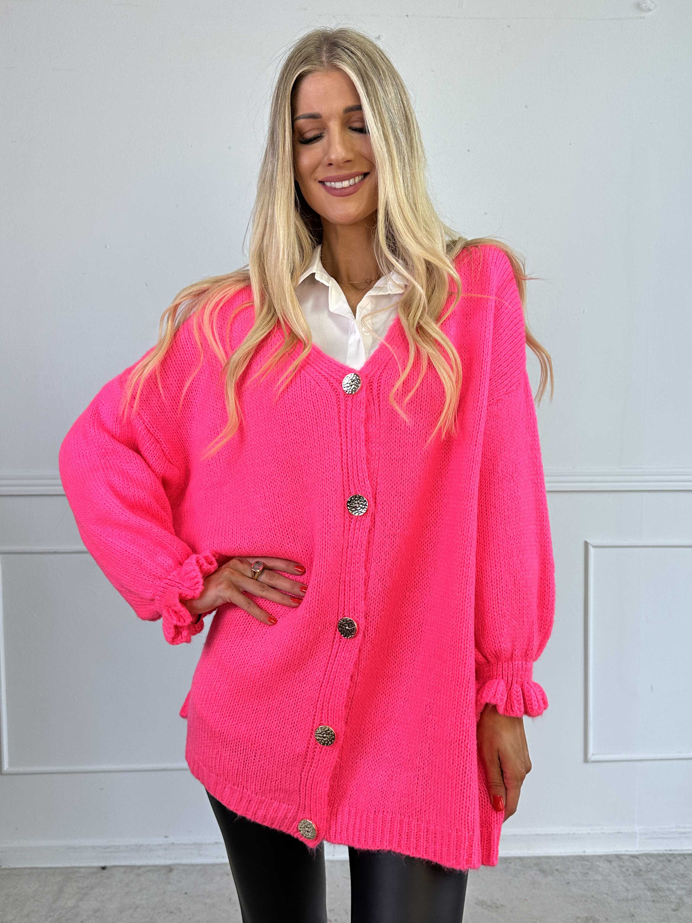 Celeste - Strikcardigan med guld knapper og søde flæseærmer