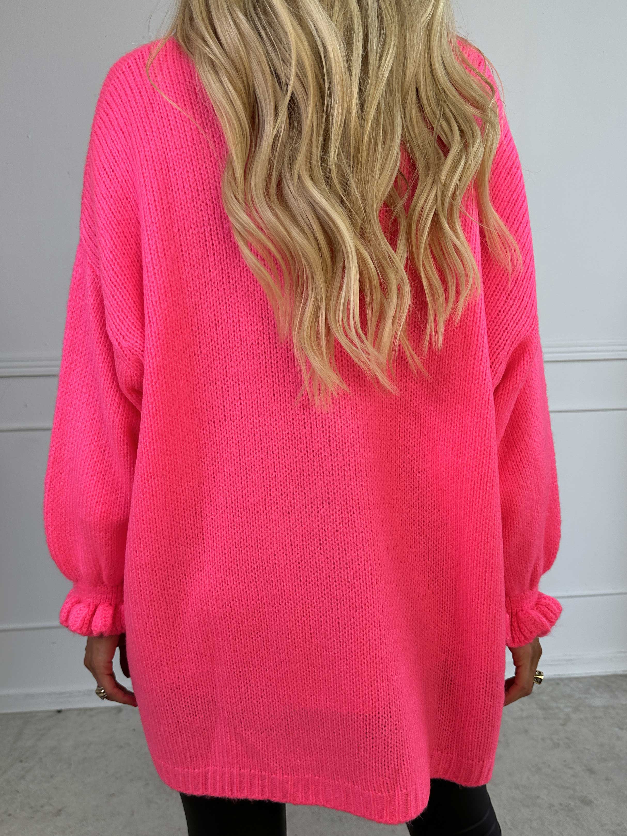 Celeste - Strikcardigan med guld knapper og søde flæseærmer