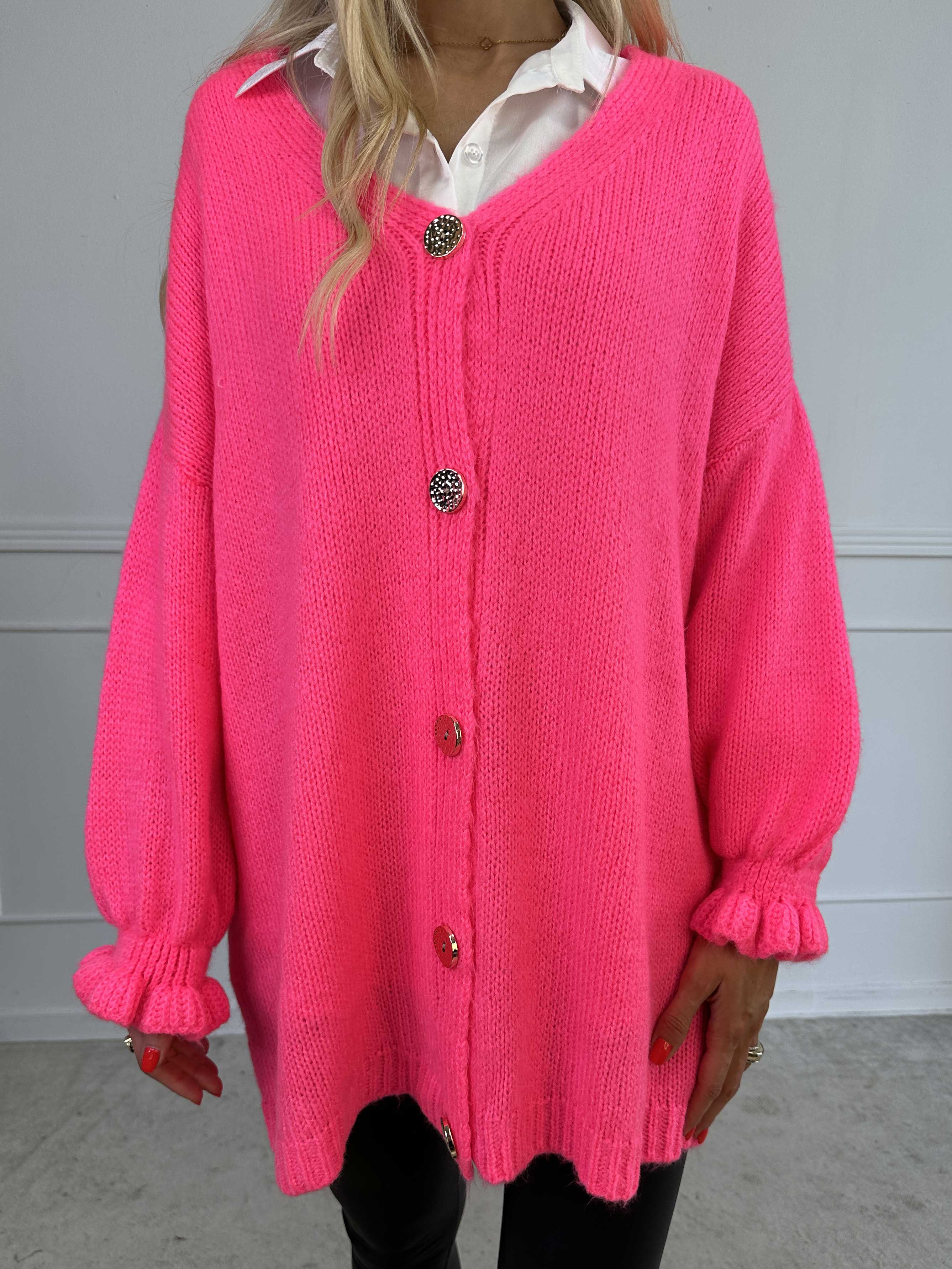 Celeste - Strikcardigan med guld knapper og søde flæseærmer