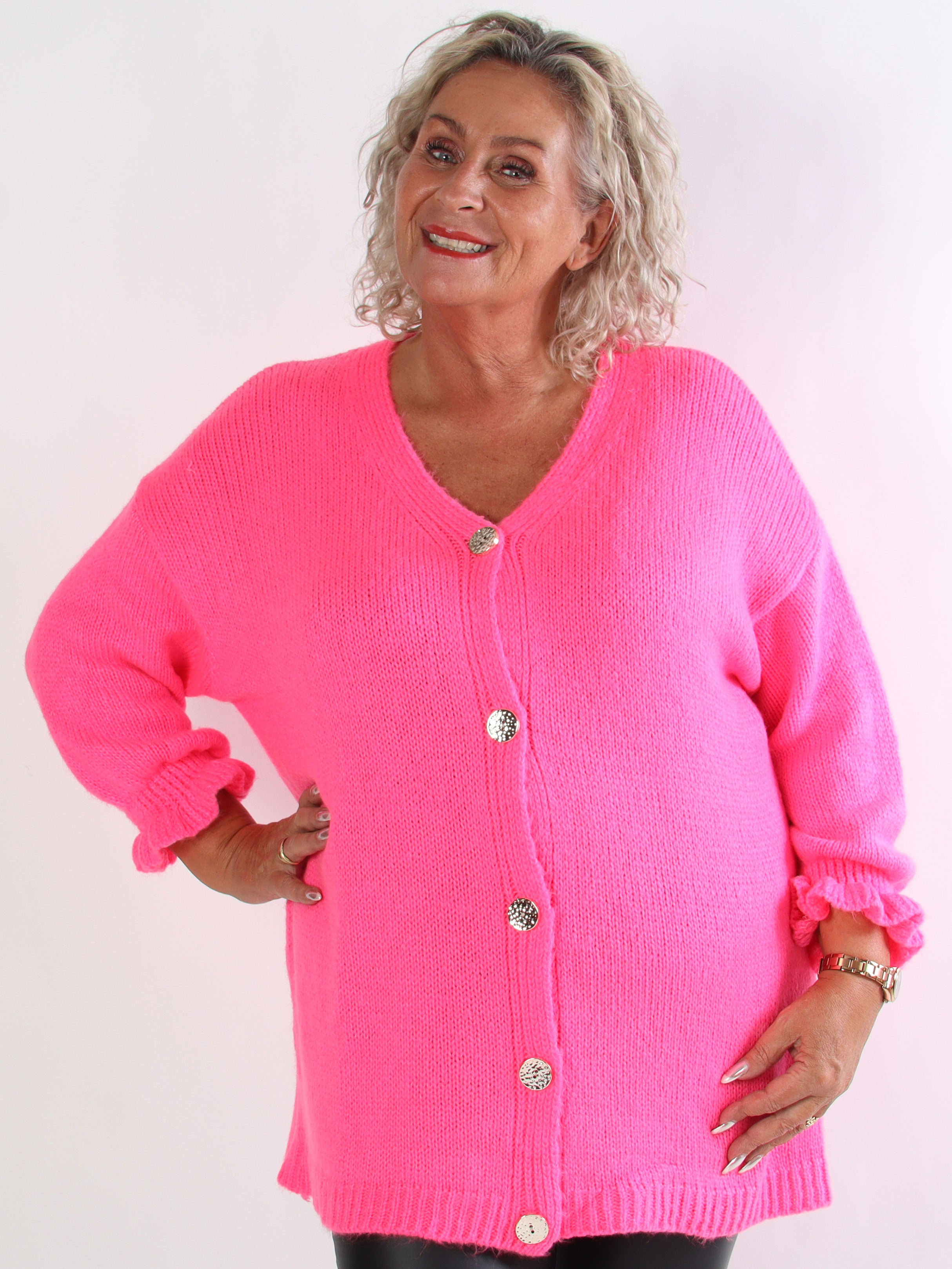 Celeste - Plus size strikcardigan med guld knapper og flæseærmer