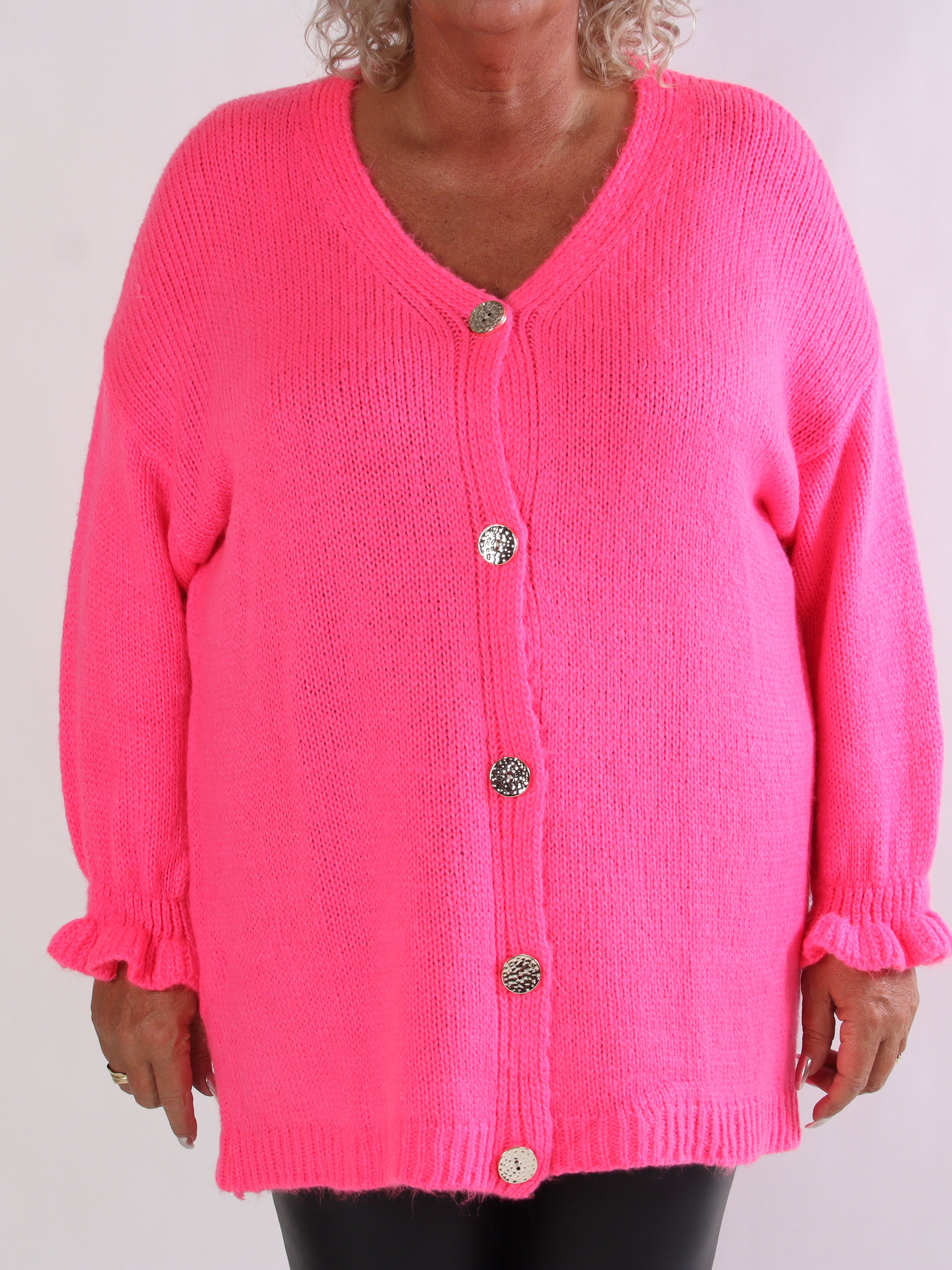 Celeste - Plus size strikcardigan med guld knapper og flæseærmer