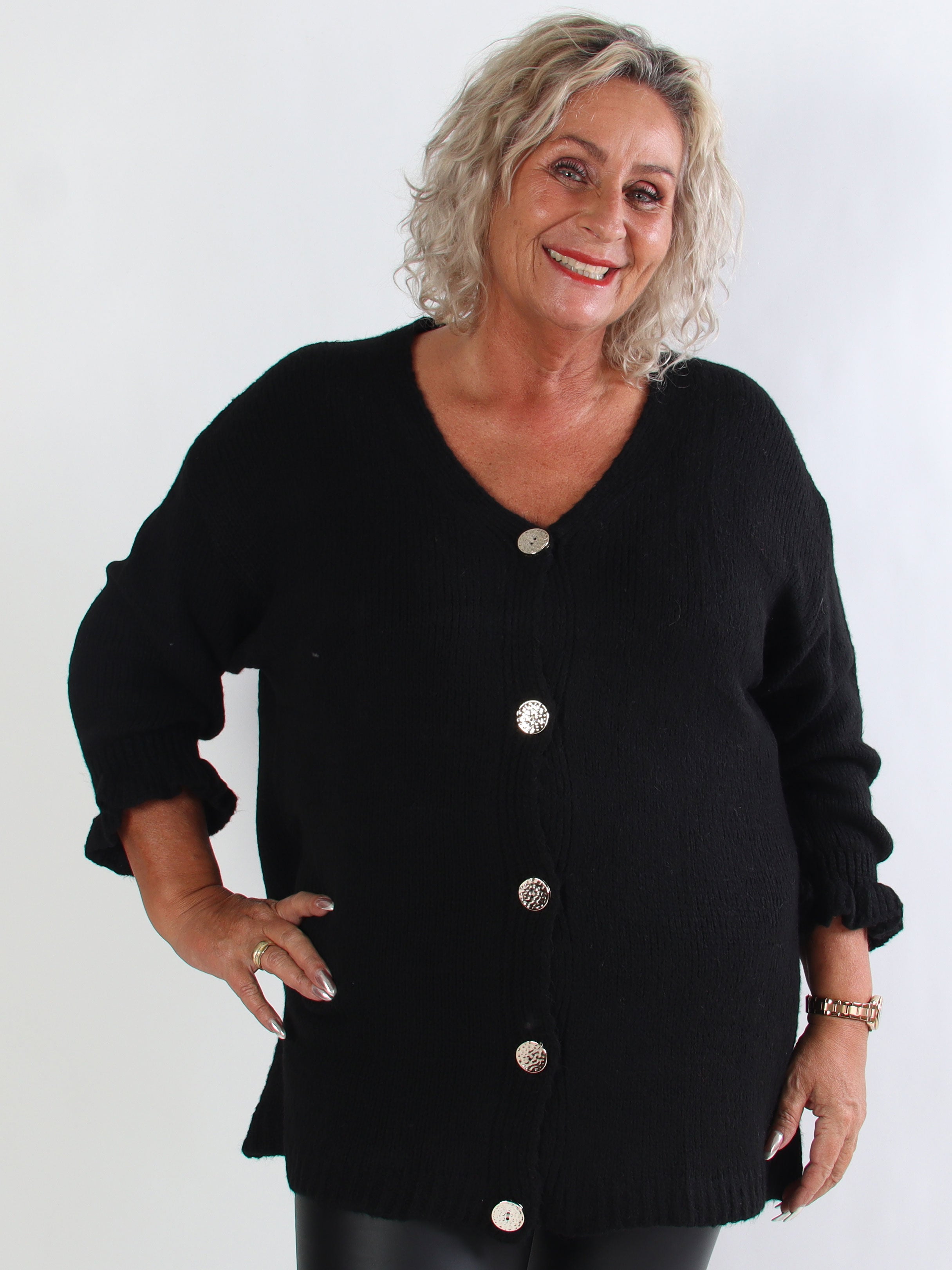 Celeste - Plus size strikcardigan med guld knapper og flæseærmer