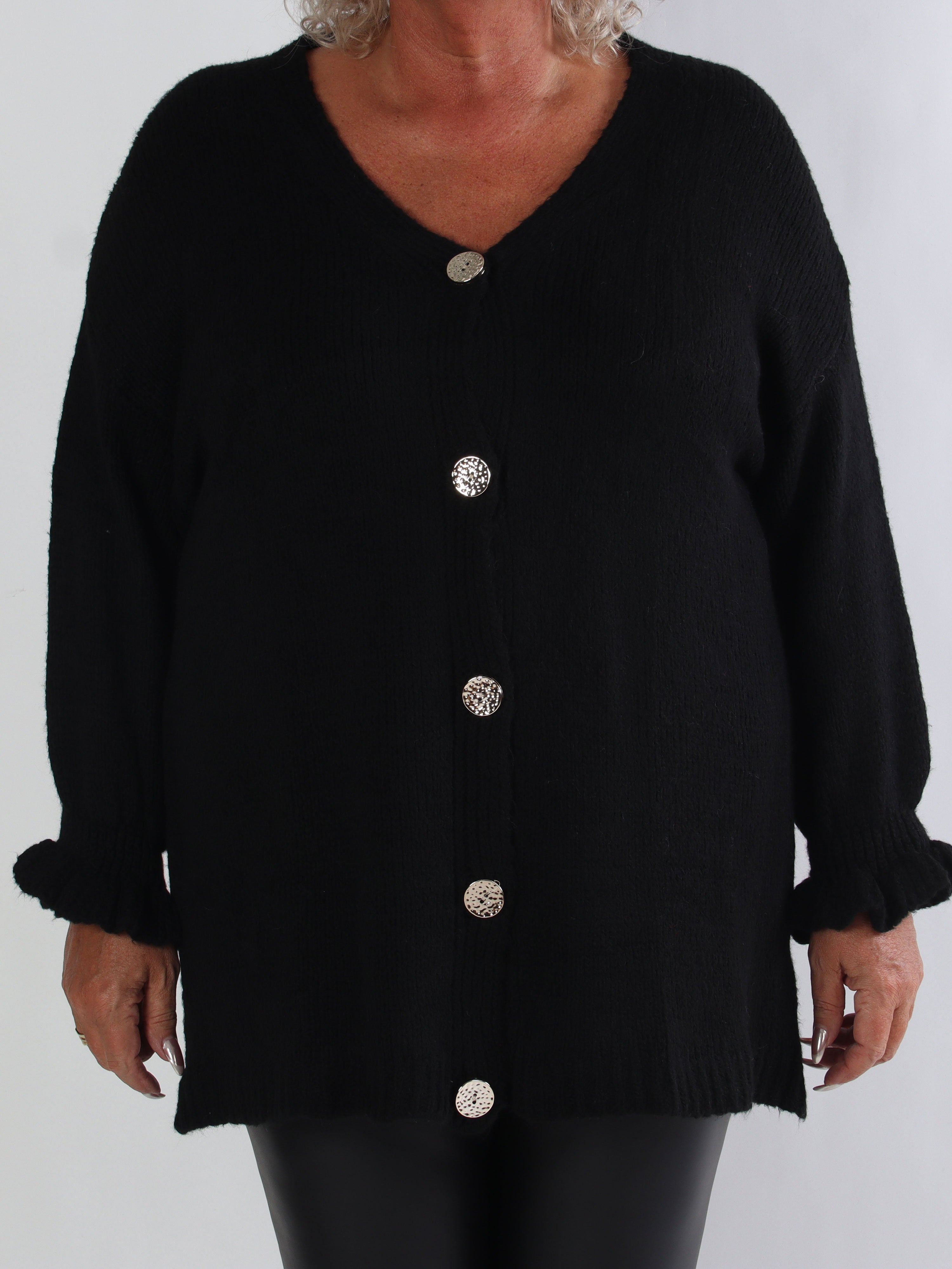 Celeste - Plus size strikcardigan med guld knapper og flæseærmer