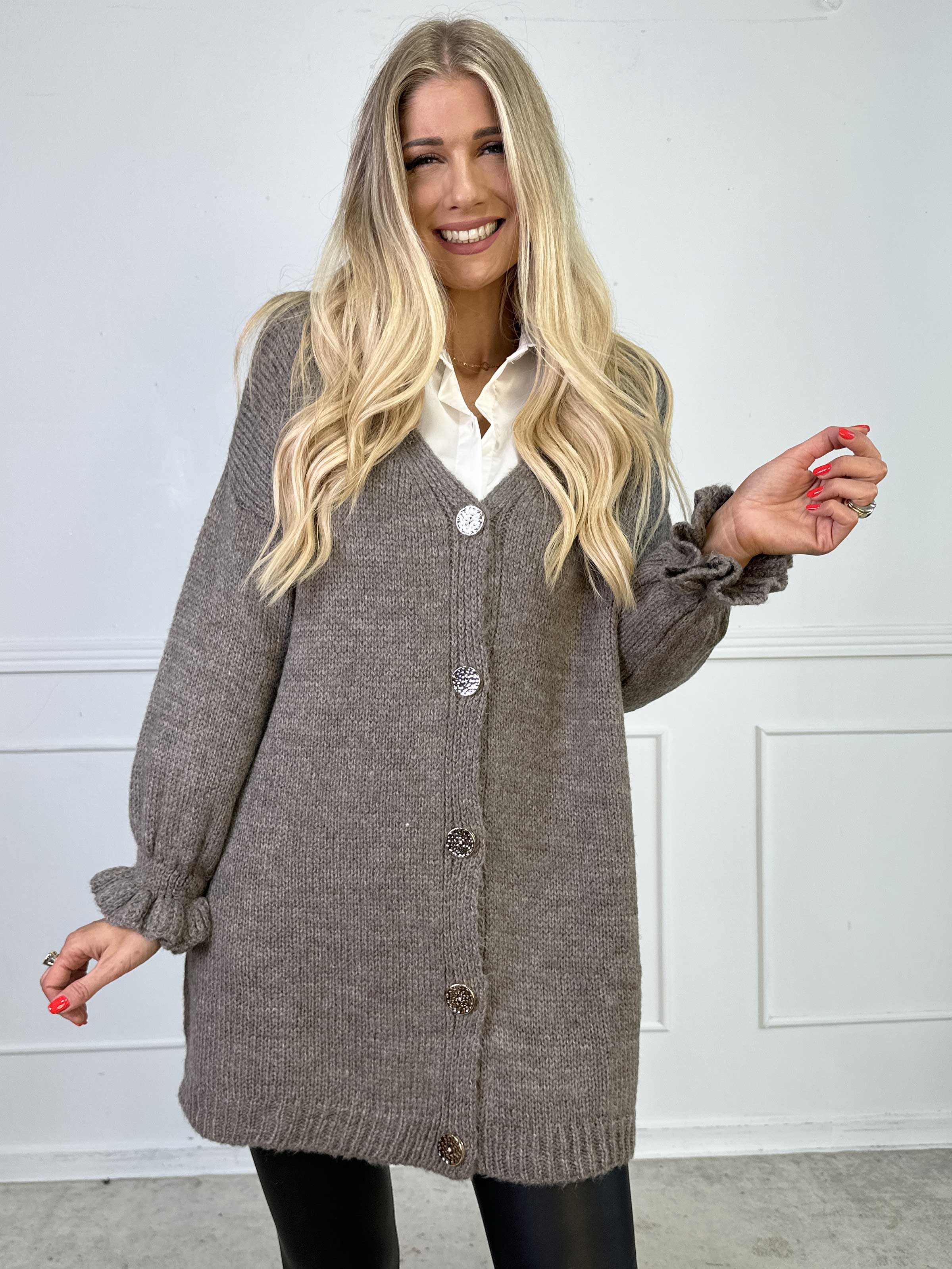 Celeste - Strikcardigan med guld knapper og søde flæseærmer