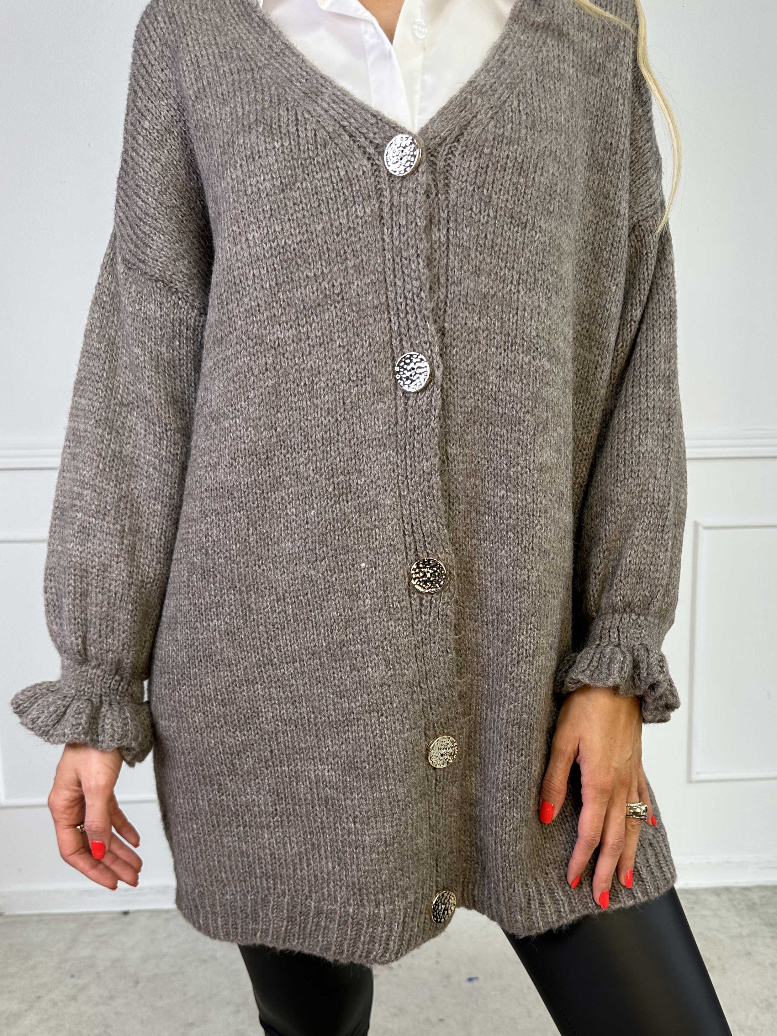 Celeste - Strikcardigan med guld knapper og søde flæseærmer