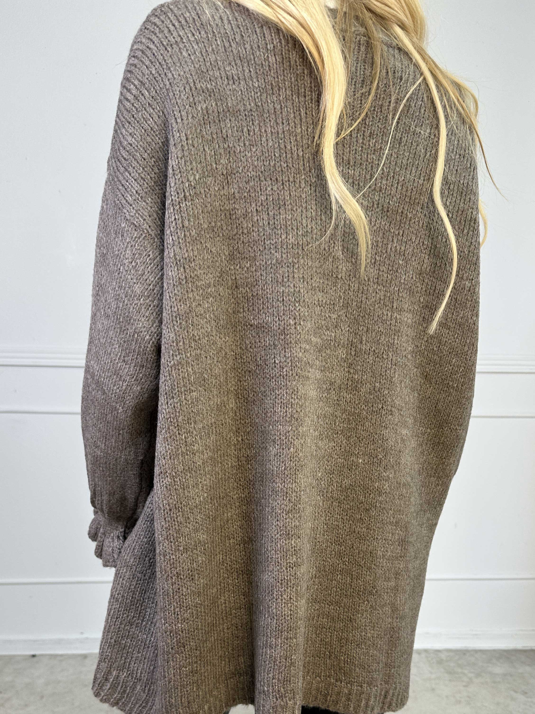 Celeste - Strikcardigan med guld knapper og søde flæseærmer