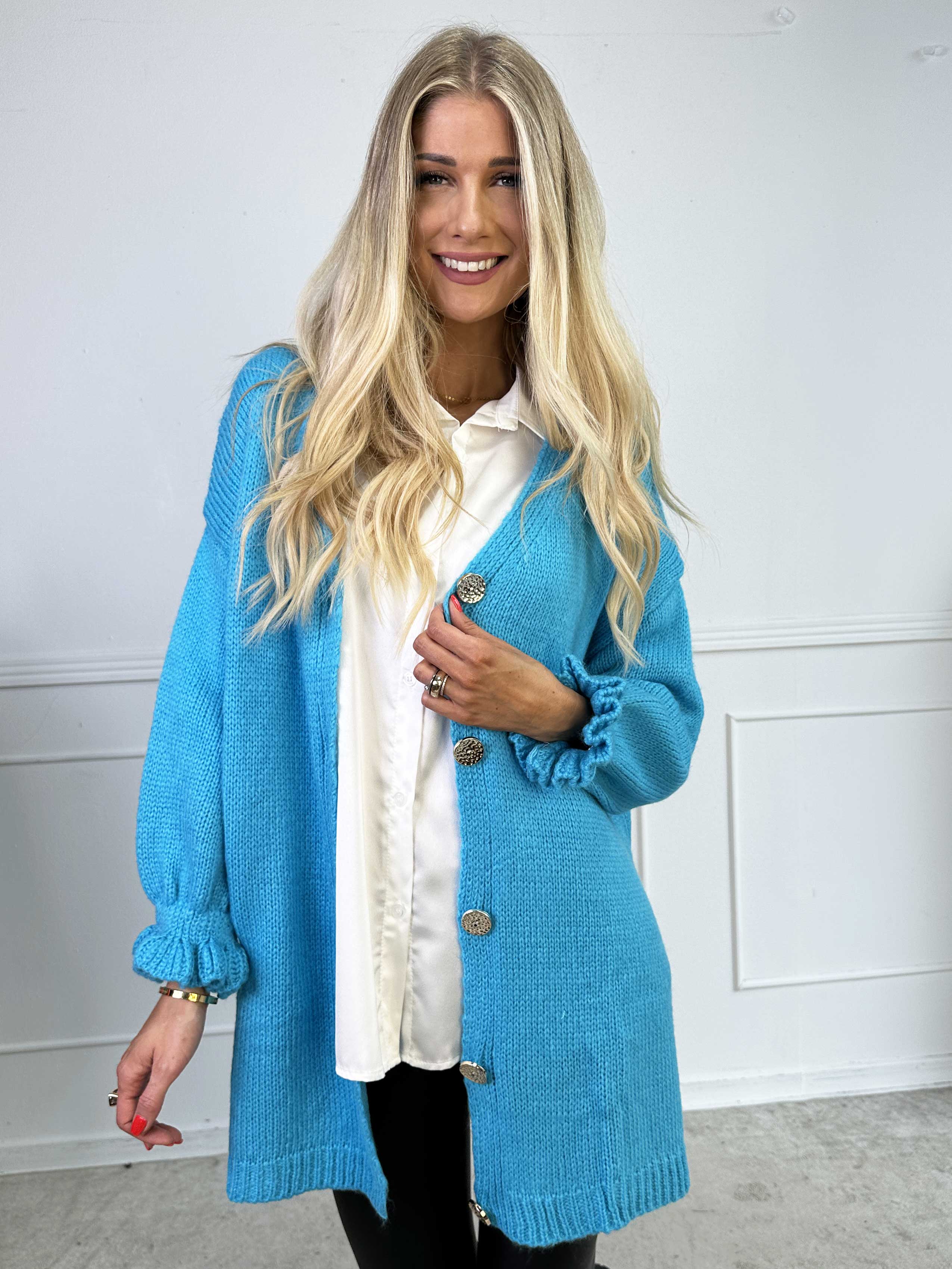 Celeste - Strikcardigan med guld knapper og søde flæseærmer