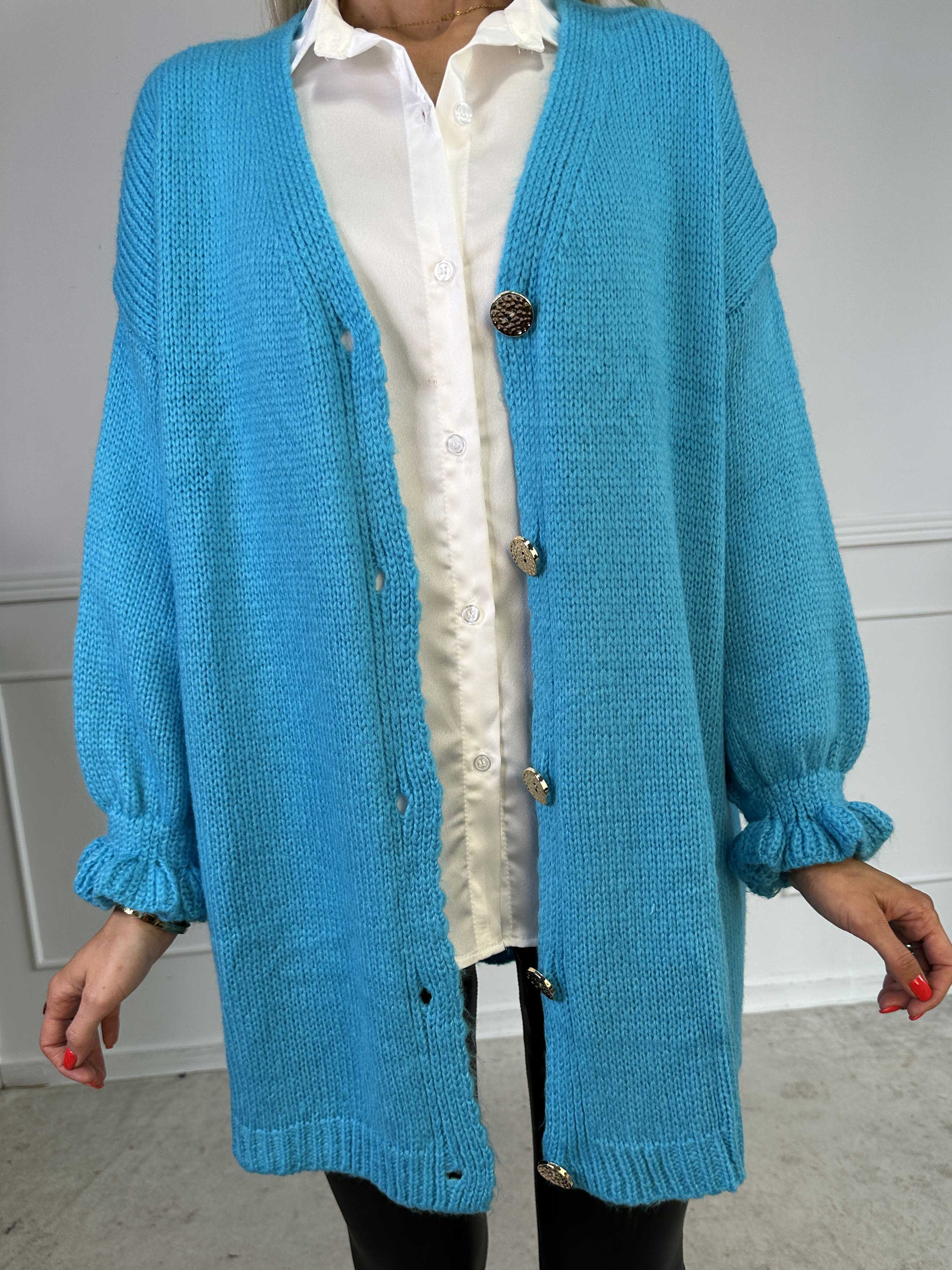 Celeste - Strikcardigan med guld knapper og søde flæseærmer