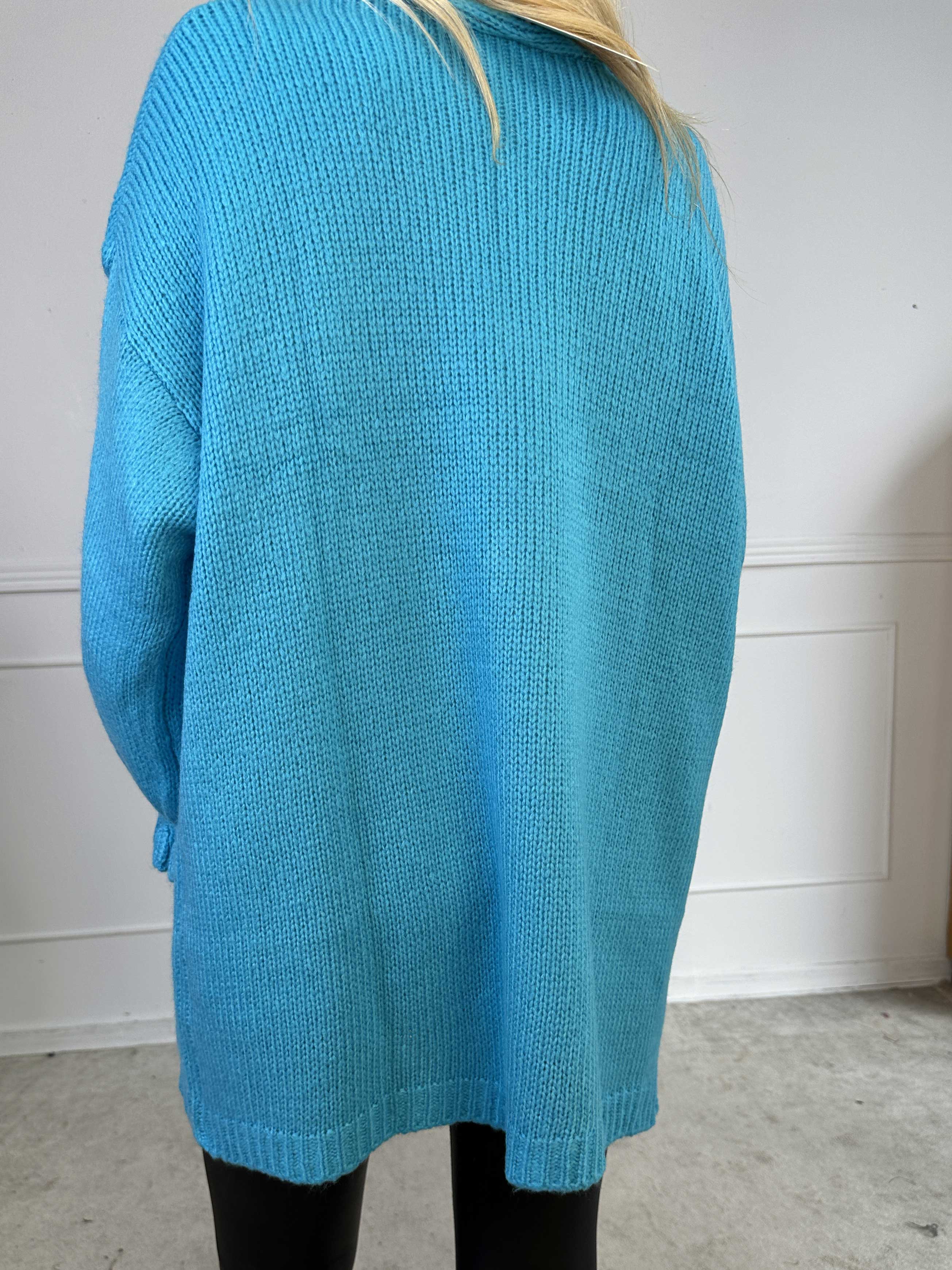 Celeste - Strikcardigan med guld knapper og søde flæseærmer