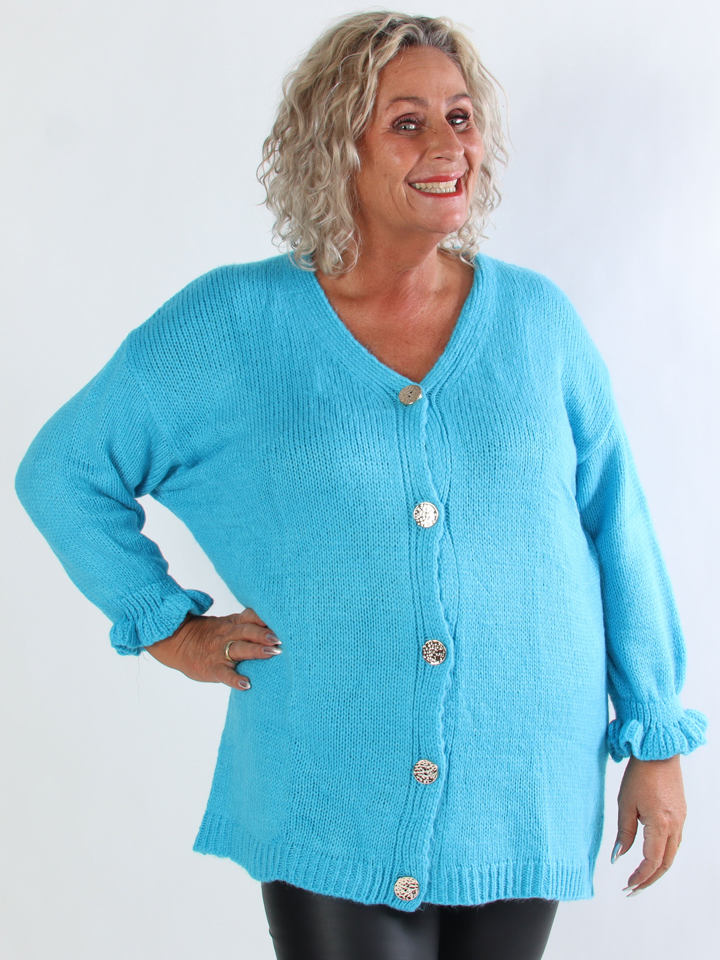 Celeste - Plus size strikcardigan med guld knapper og flæseærmer