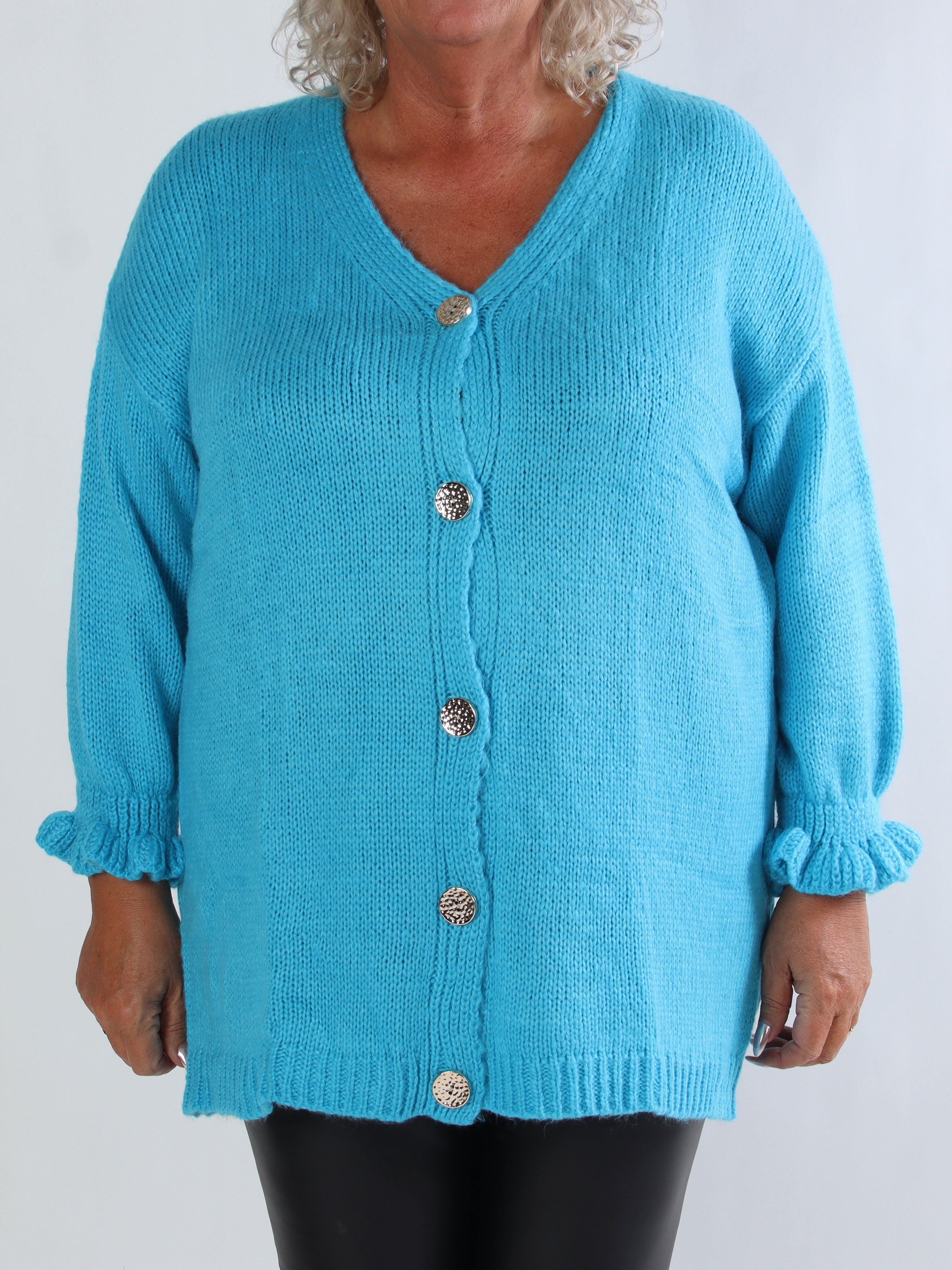 Celeste - Plus size strikcardigan med guld knapper og flæseærmer