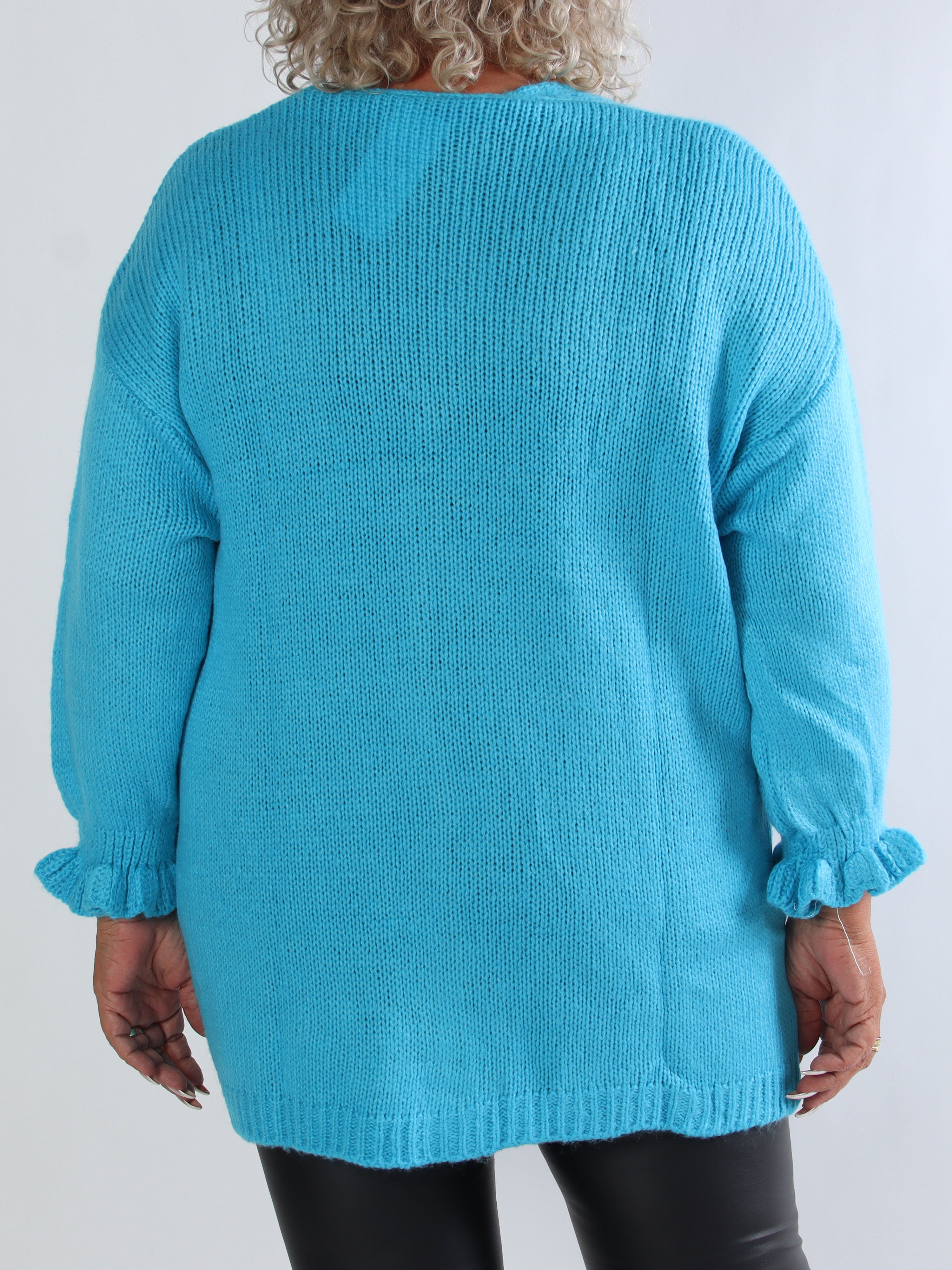 Celeste - Plus size strikcardigan med guld knapper og flæseærmer