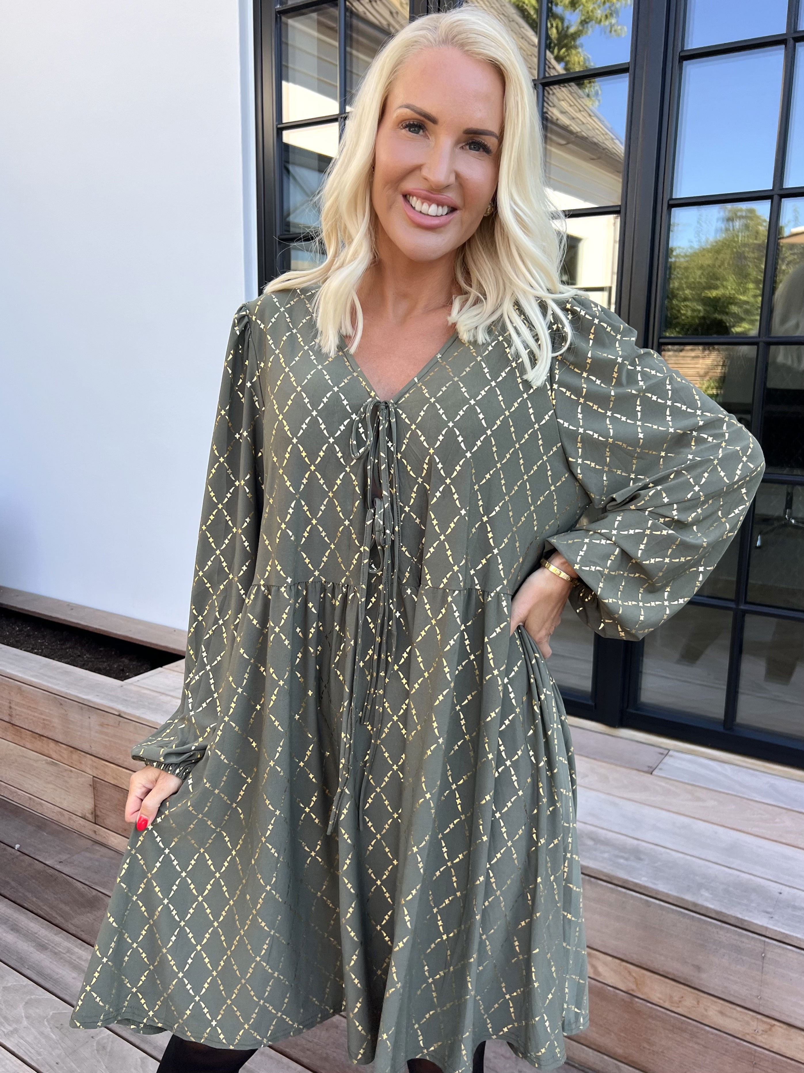 Cersei Gold Check - Babydoll kjole med guldprint og sløjfer