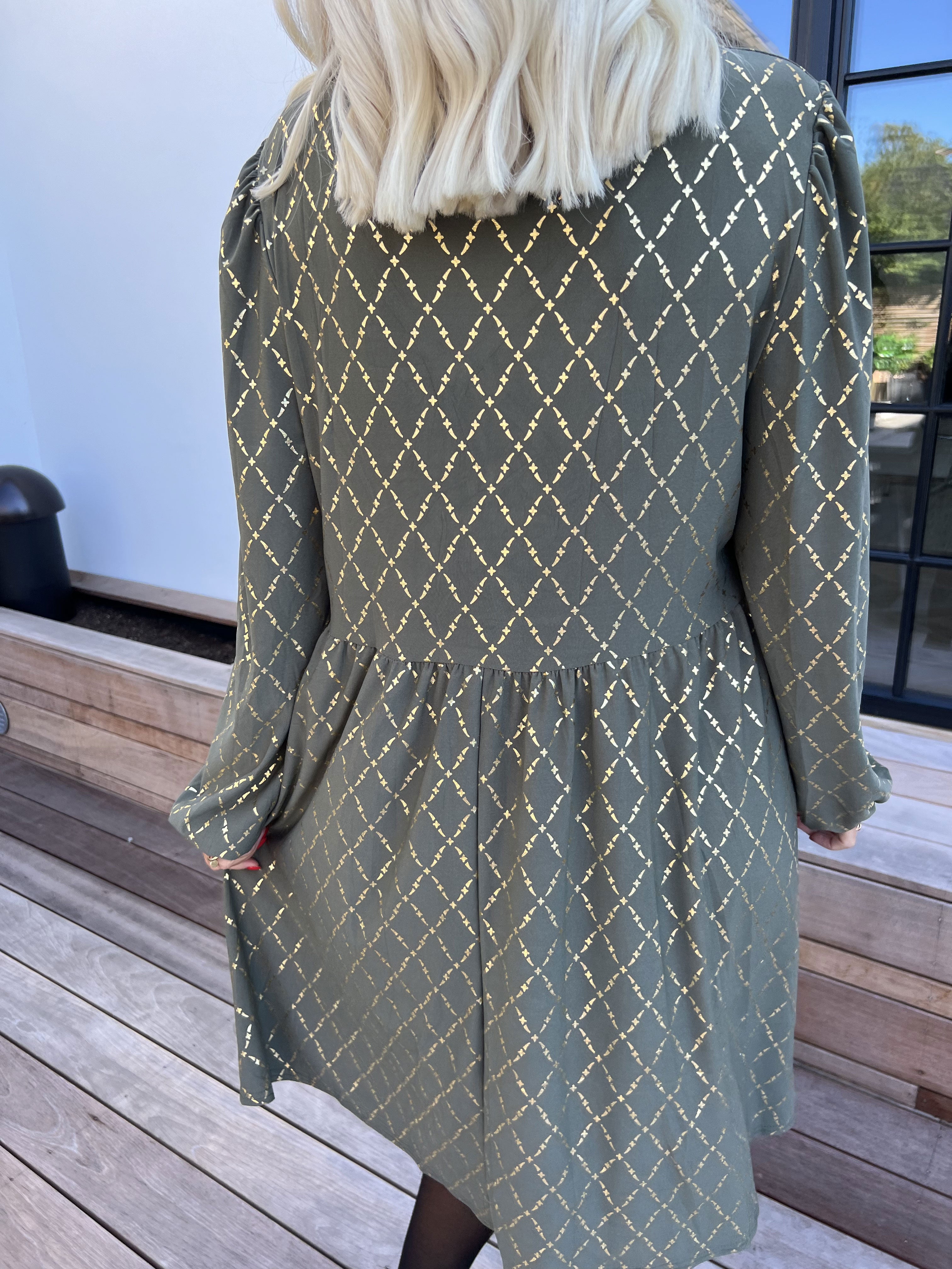 Cersei Gold Check - Babydoll kjole med guldprint og sløjfer