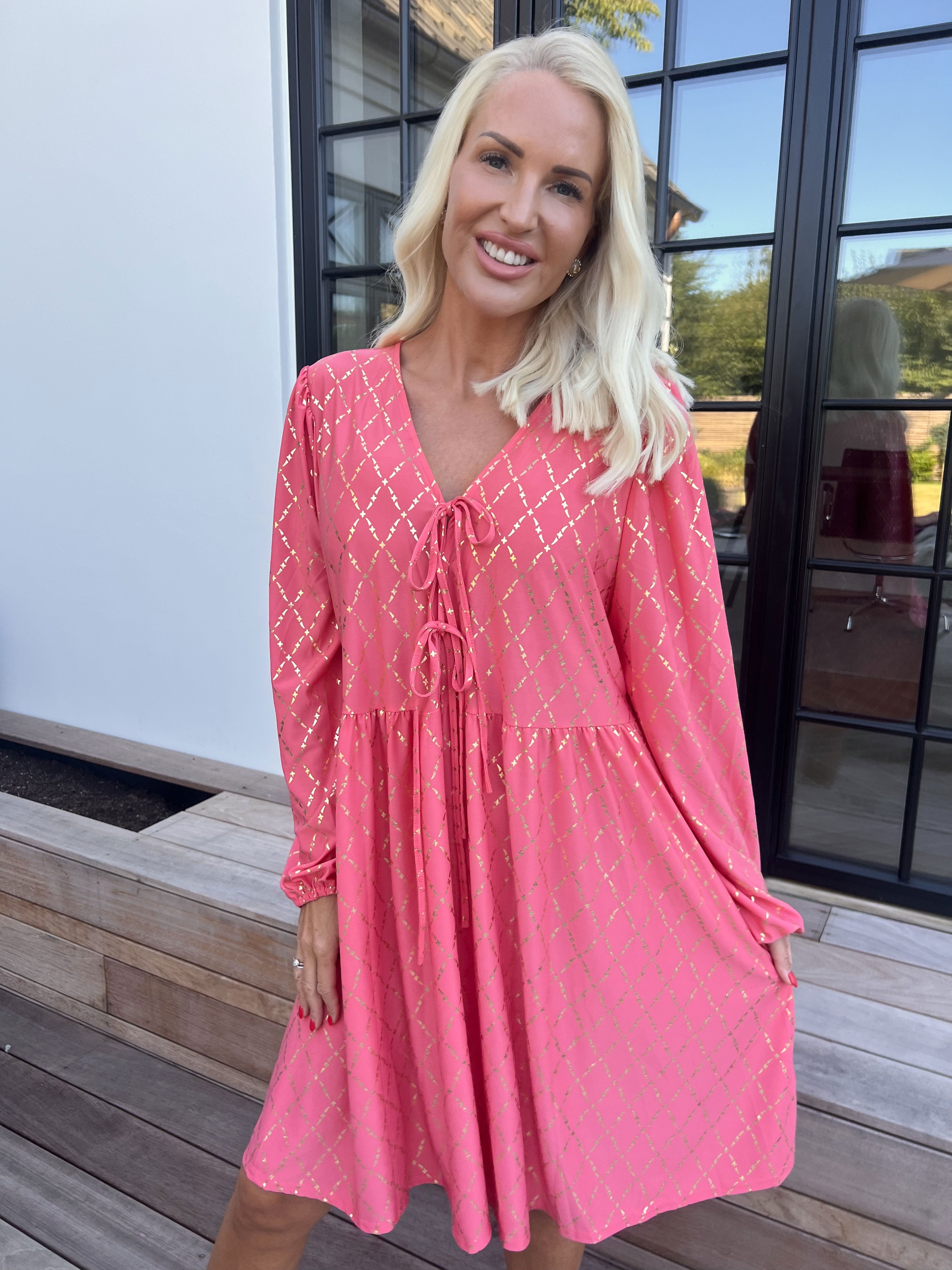 Cersei Gold Check - Babydoll kjole med guldprint og sløjfer