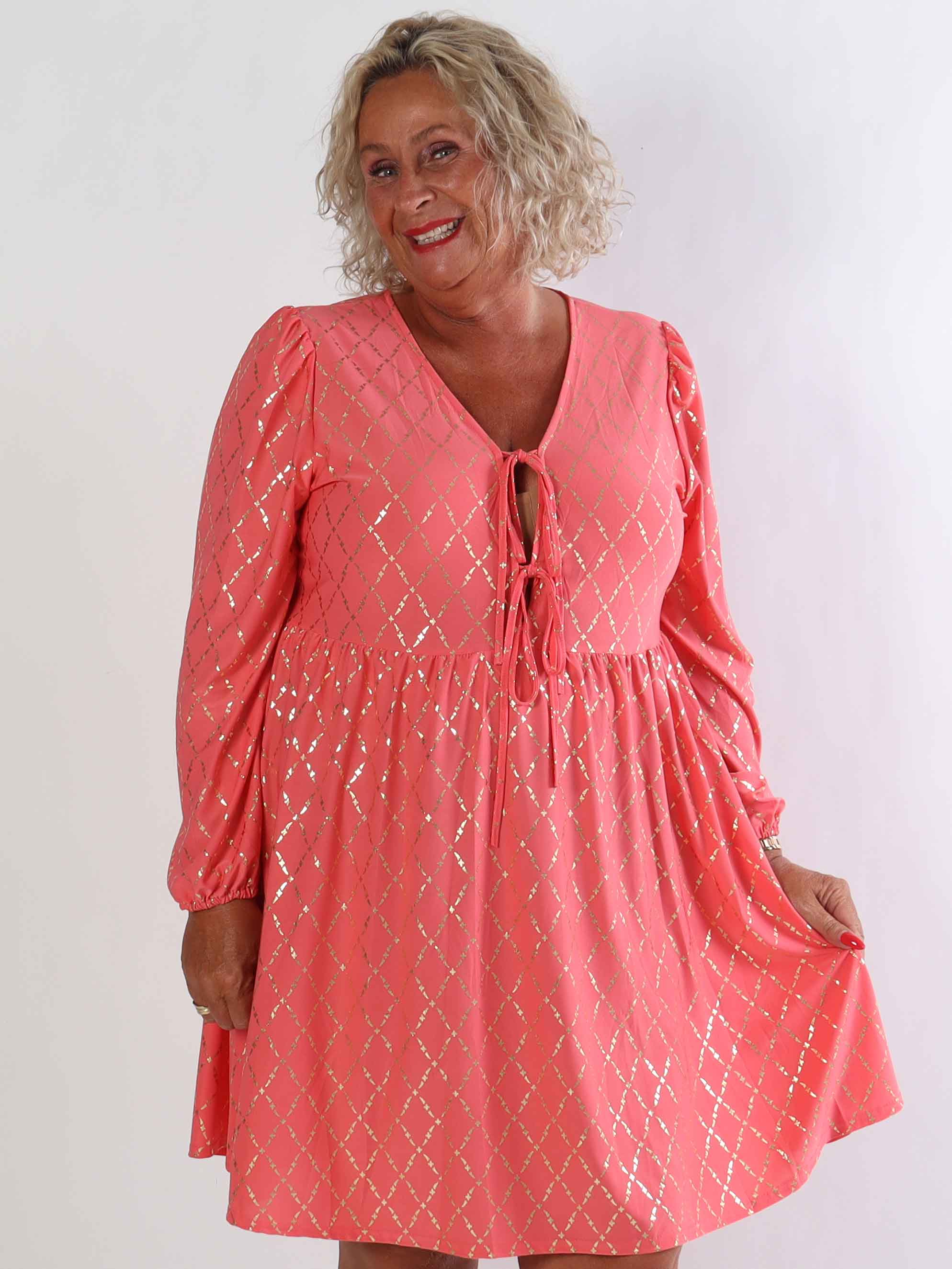 Cersei Gold Check - Plus size babydoll kjole med guldprint og sløjfer