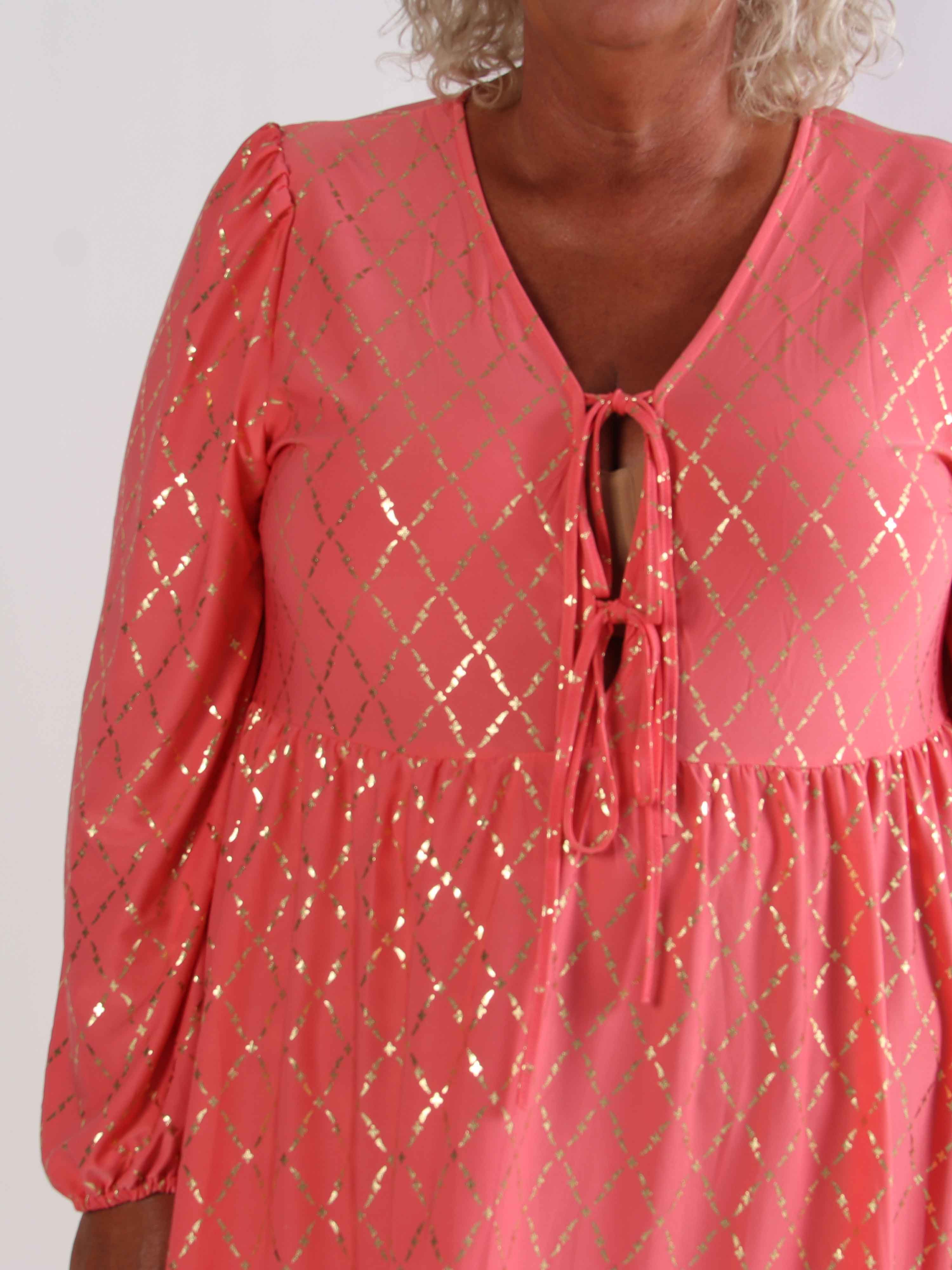 Cersei Gold Check - Plus size babydoll kjole med guldprint og sløjfer