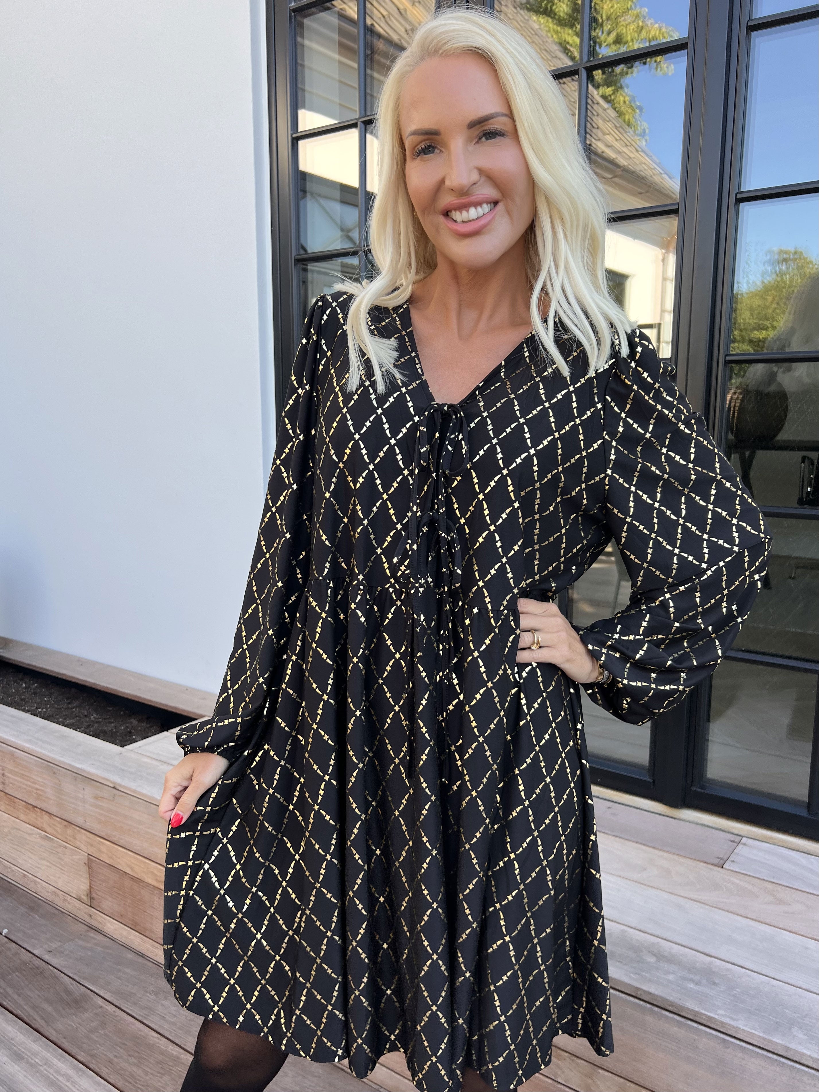 Cersei Gold Check - Babydoll kjole med guldprint og sløjfer