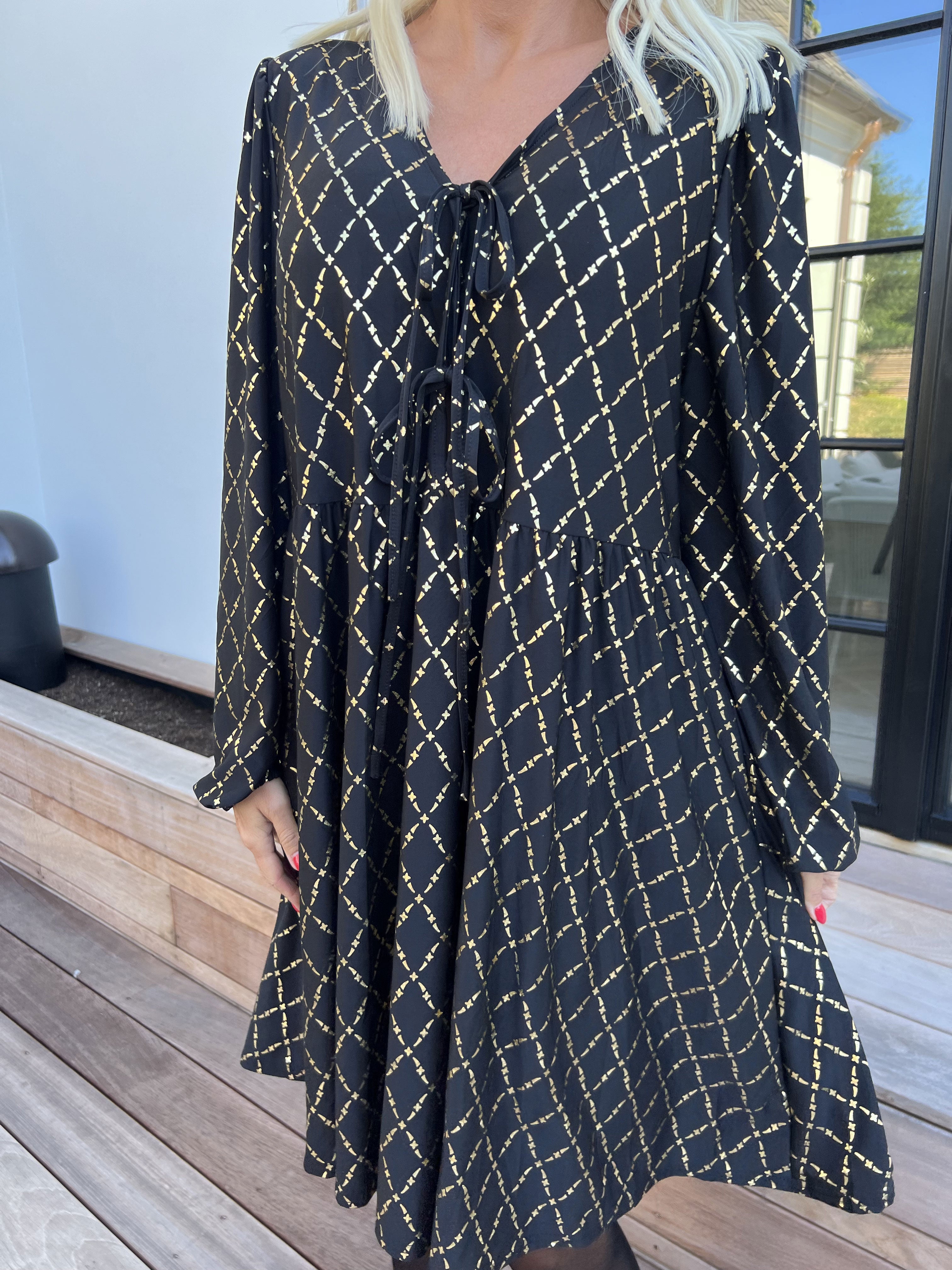 Cersei Gold Check - Babydoll kjole med guldprint og sløjfer