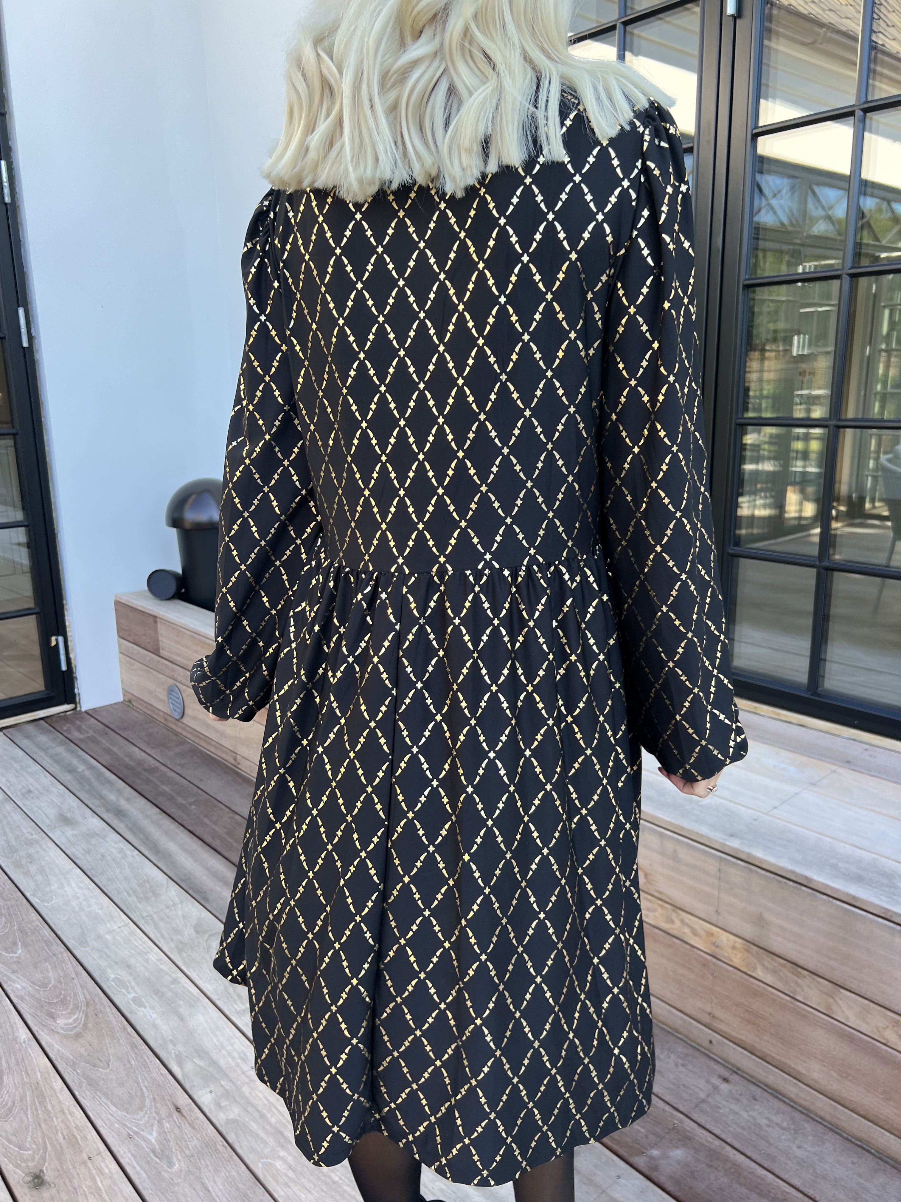 Cersei Gold Check - Babydoll kjole med guldprint og sløjfer