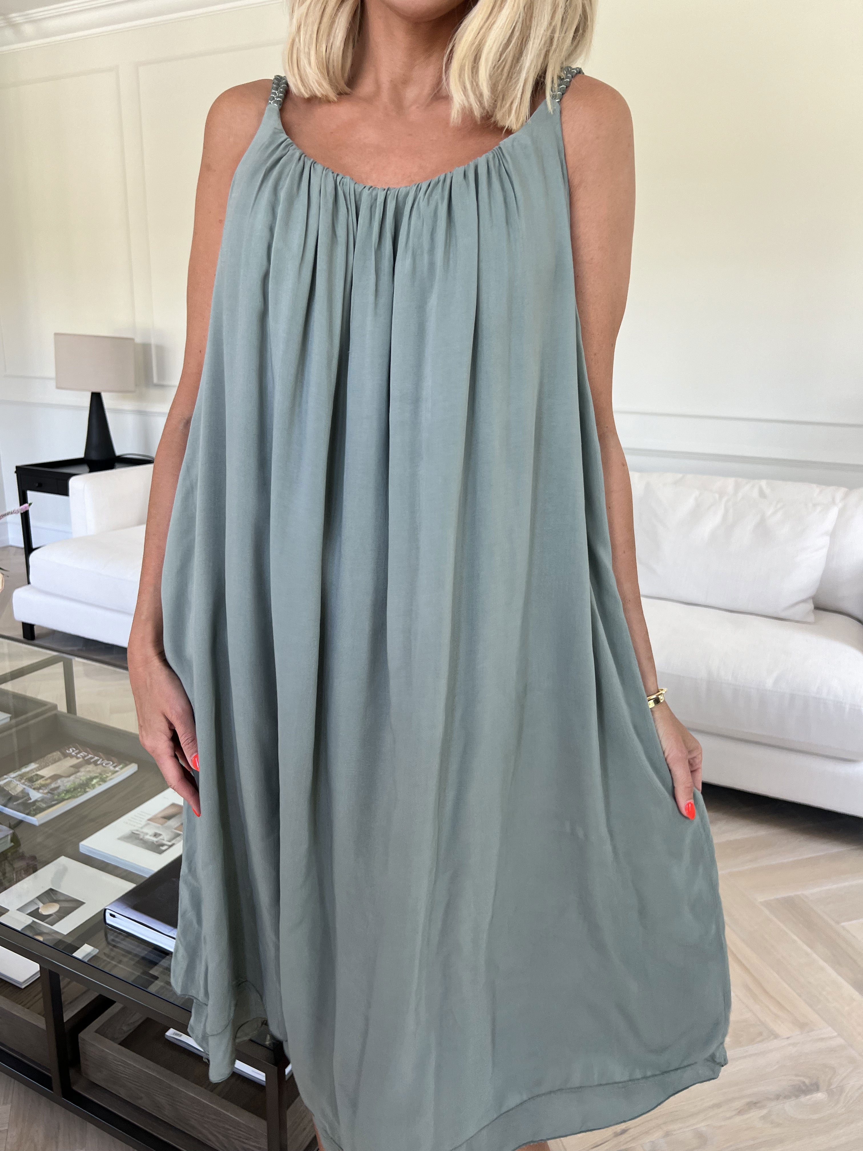 Chalkis - Kjole i blød viskose med flettet stropper