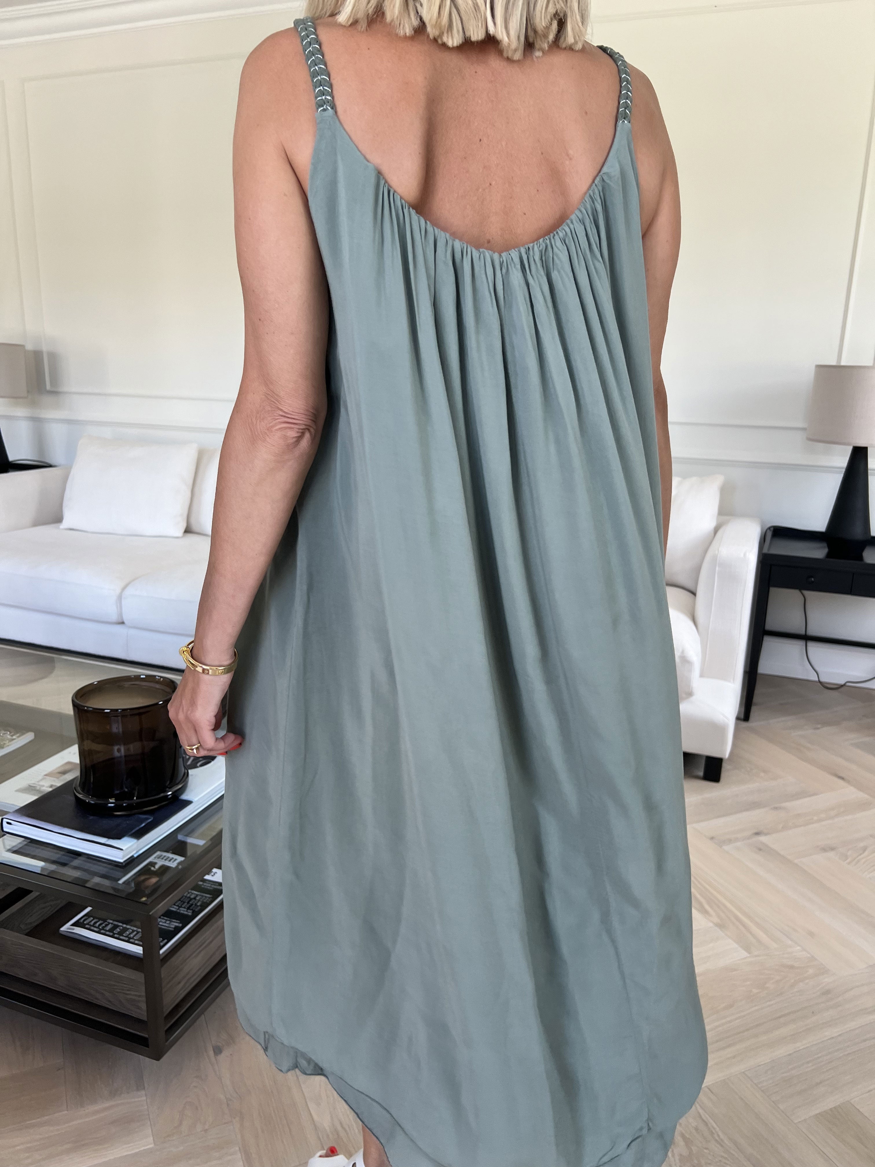 Chalkis - Kjole i blød viskose med flettet stropper