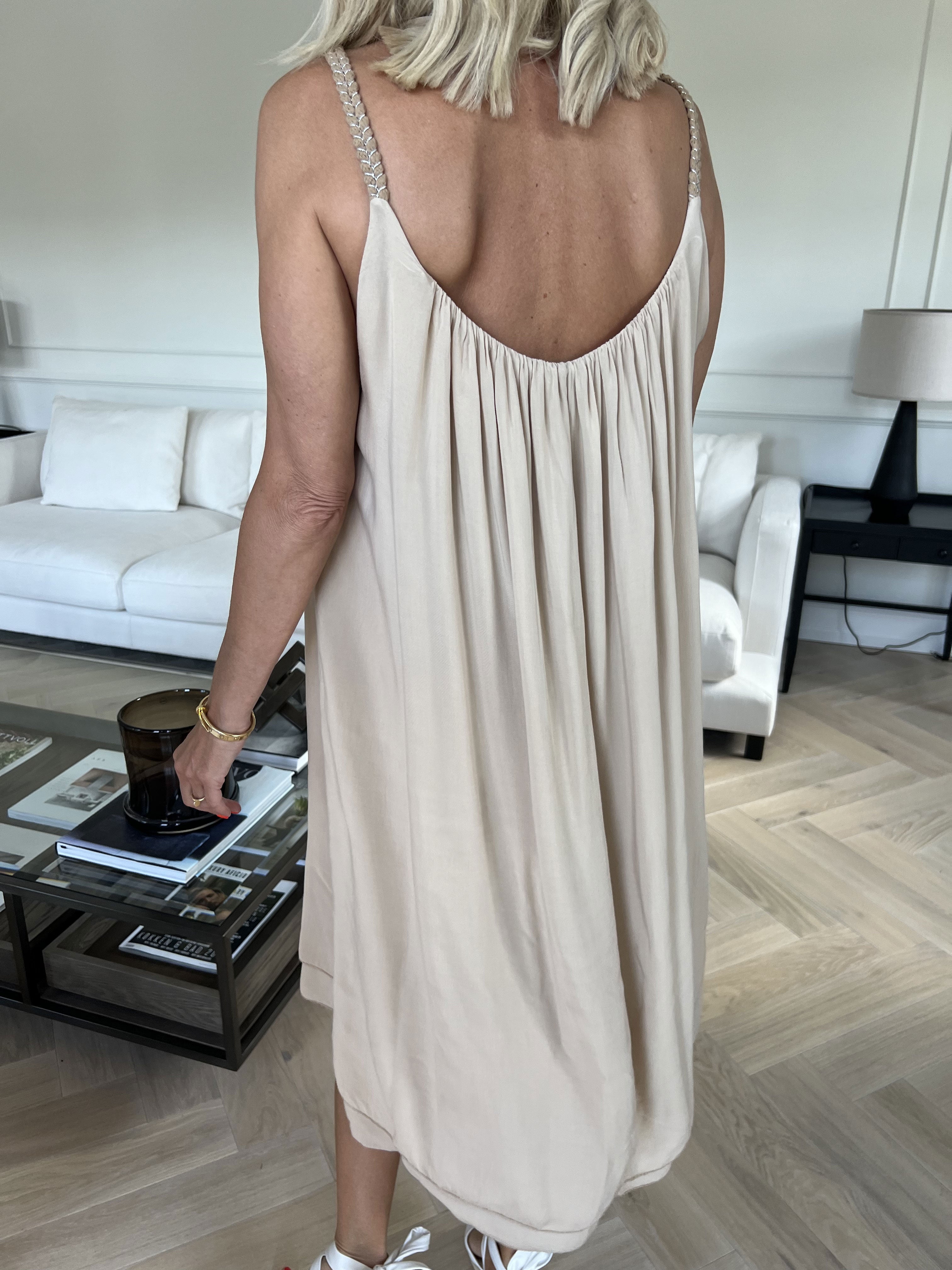 Chalkis - Kjole i blød viskose med flettet stropper