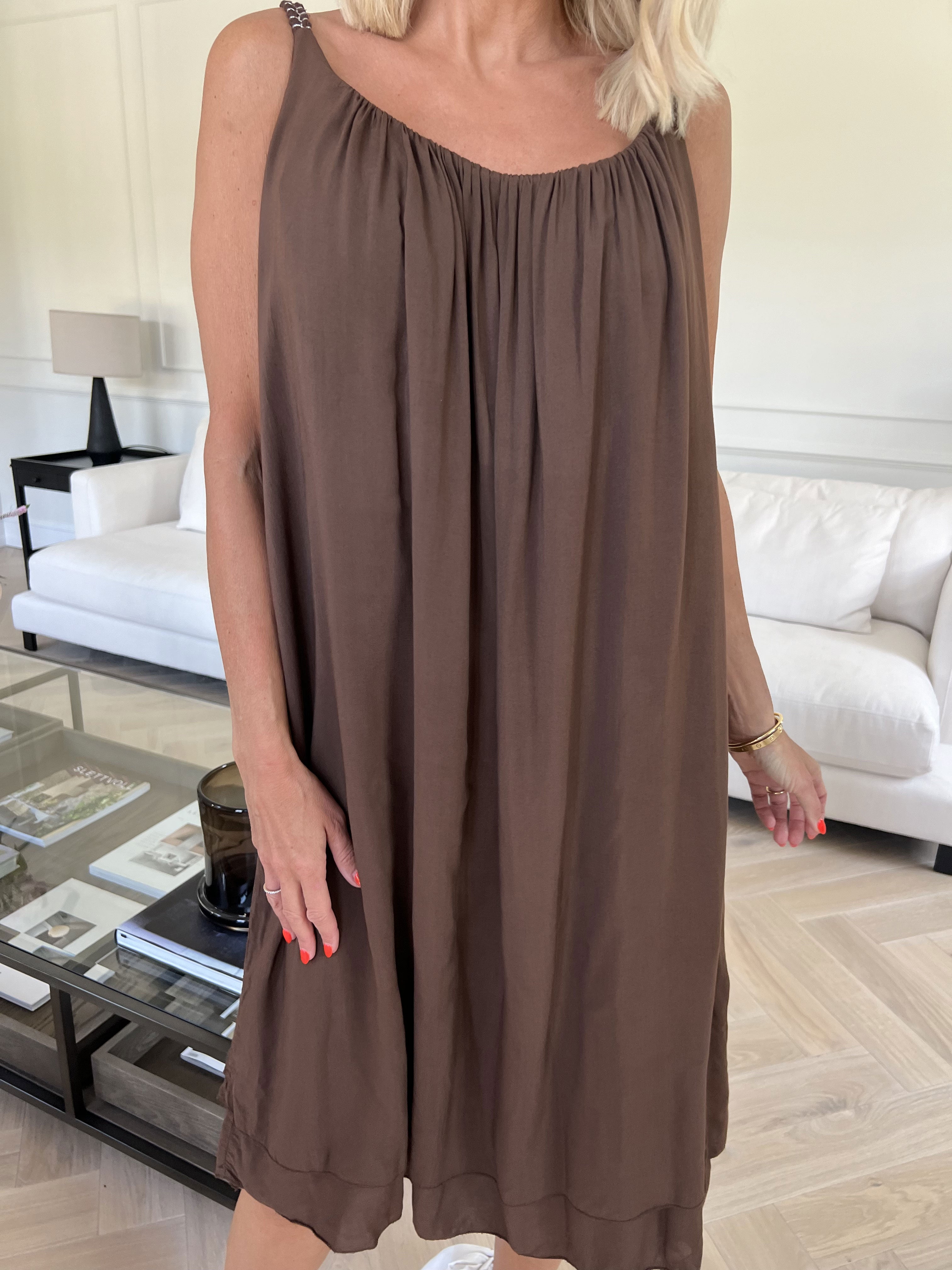 Chalkis - Kjole i blød viskose med flettet stropper