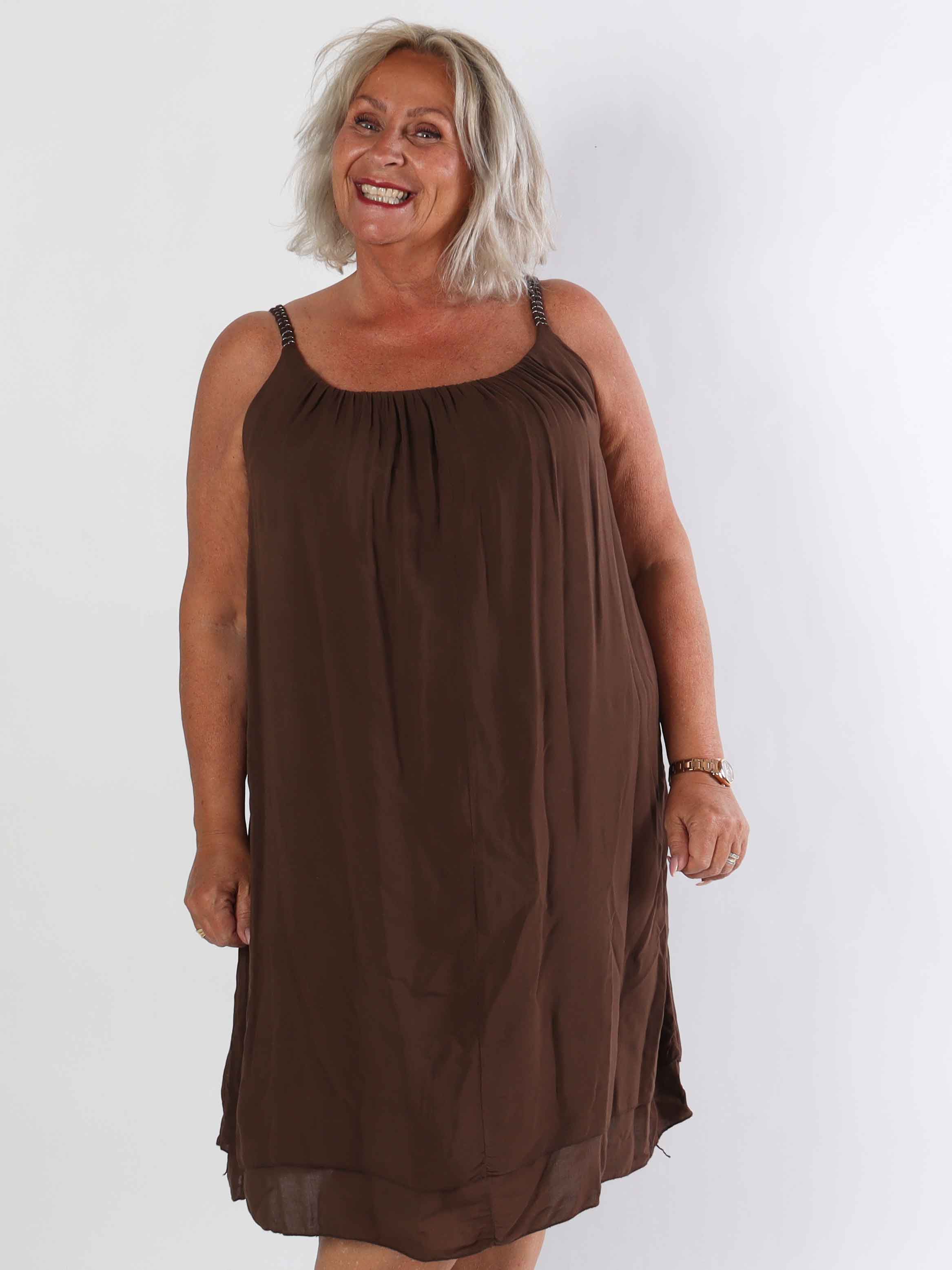 Chalkis - Plus size kjole i blød viskose med flettet stropper