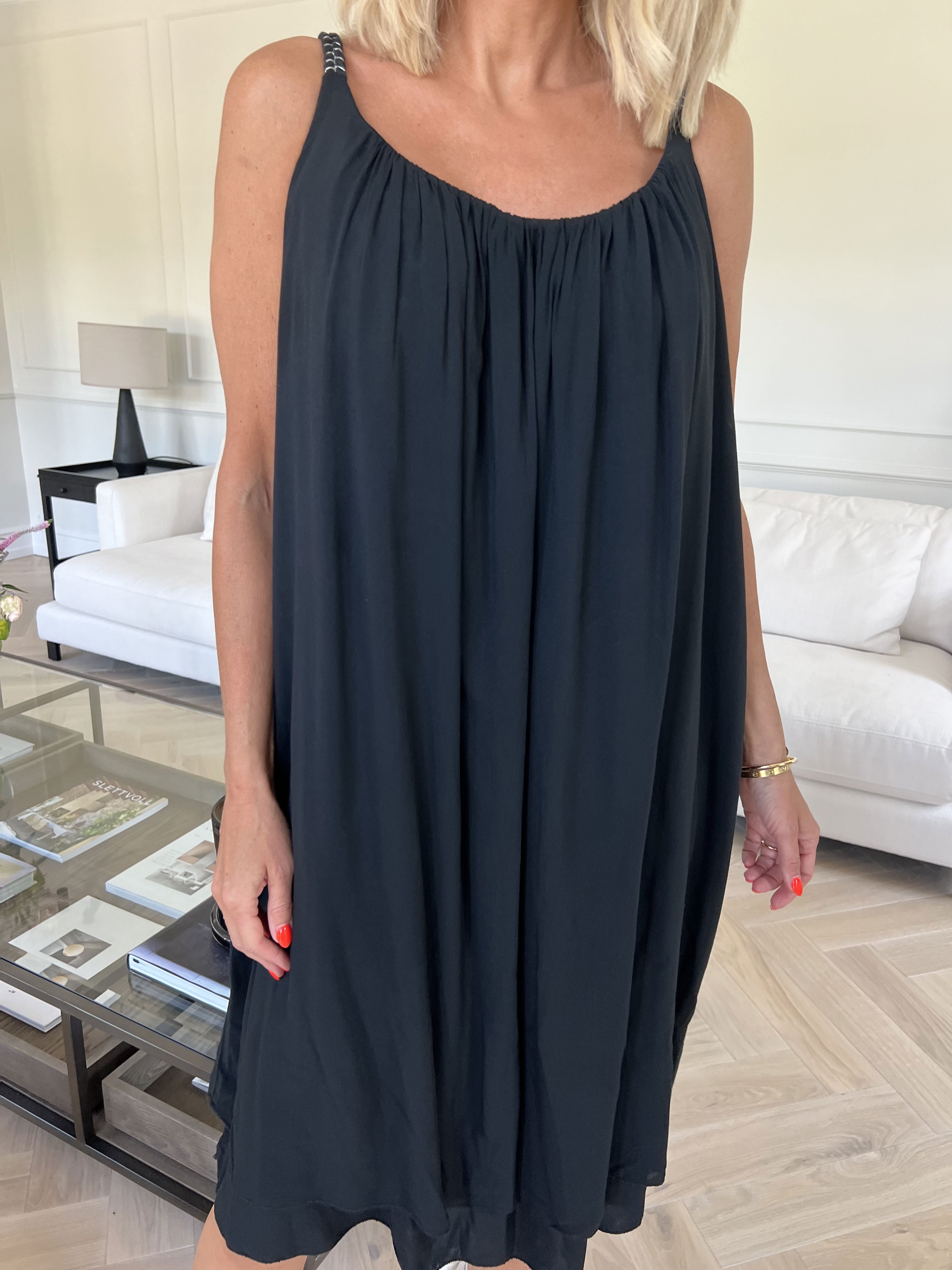 Chalkis - Kjole i blød viskose med flettet stropper