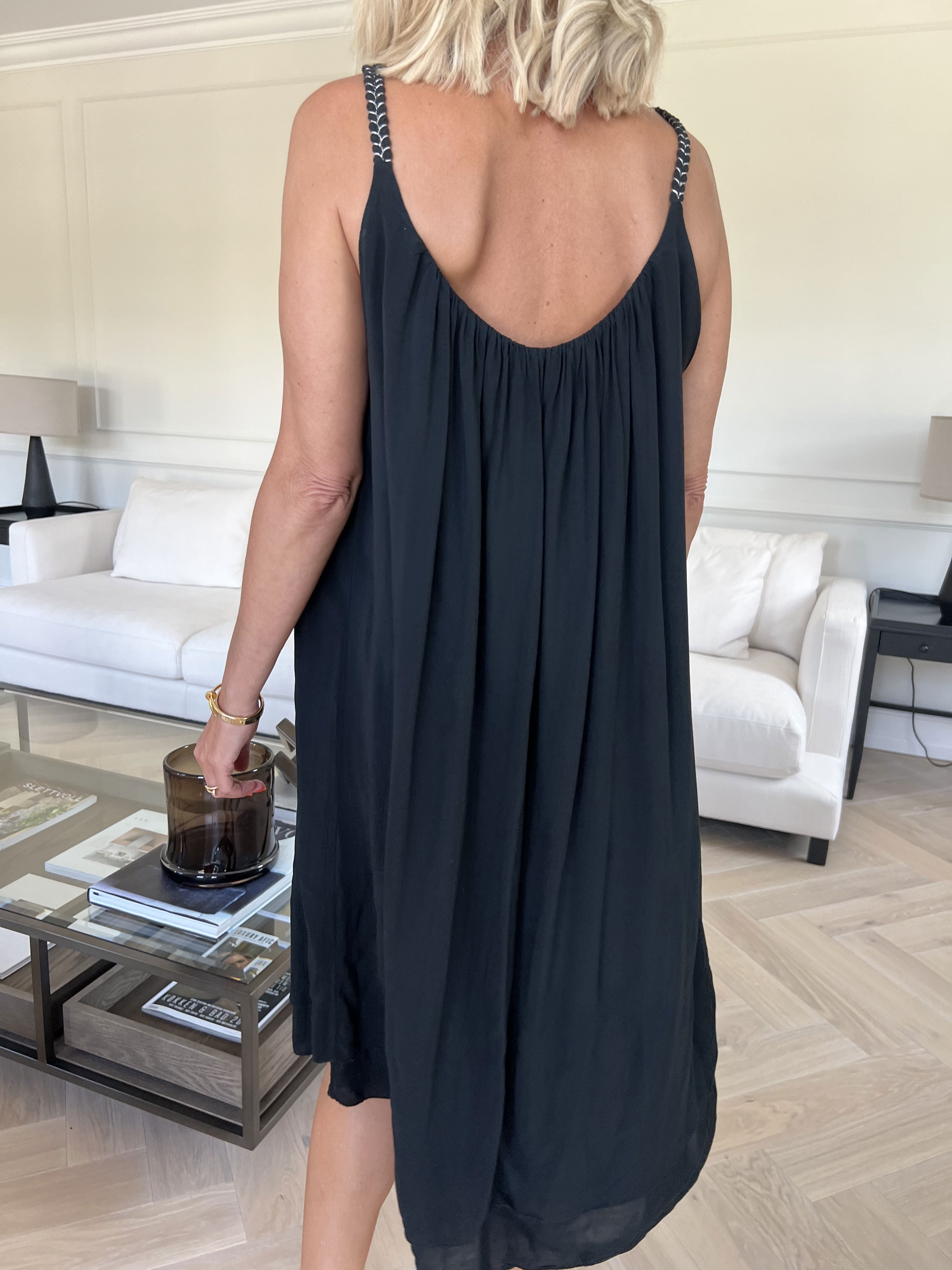 Chalkis - Kjole i blød viskose med flettet stropper