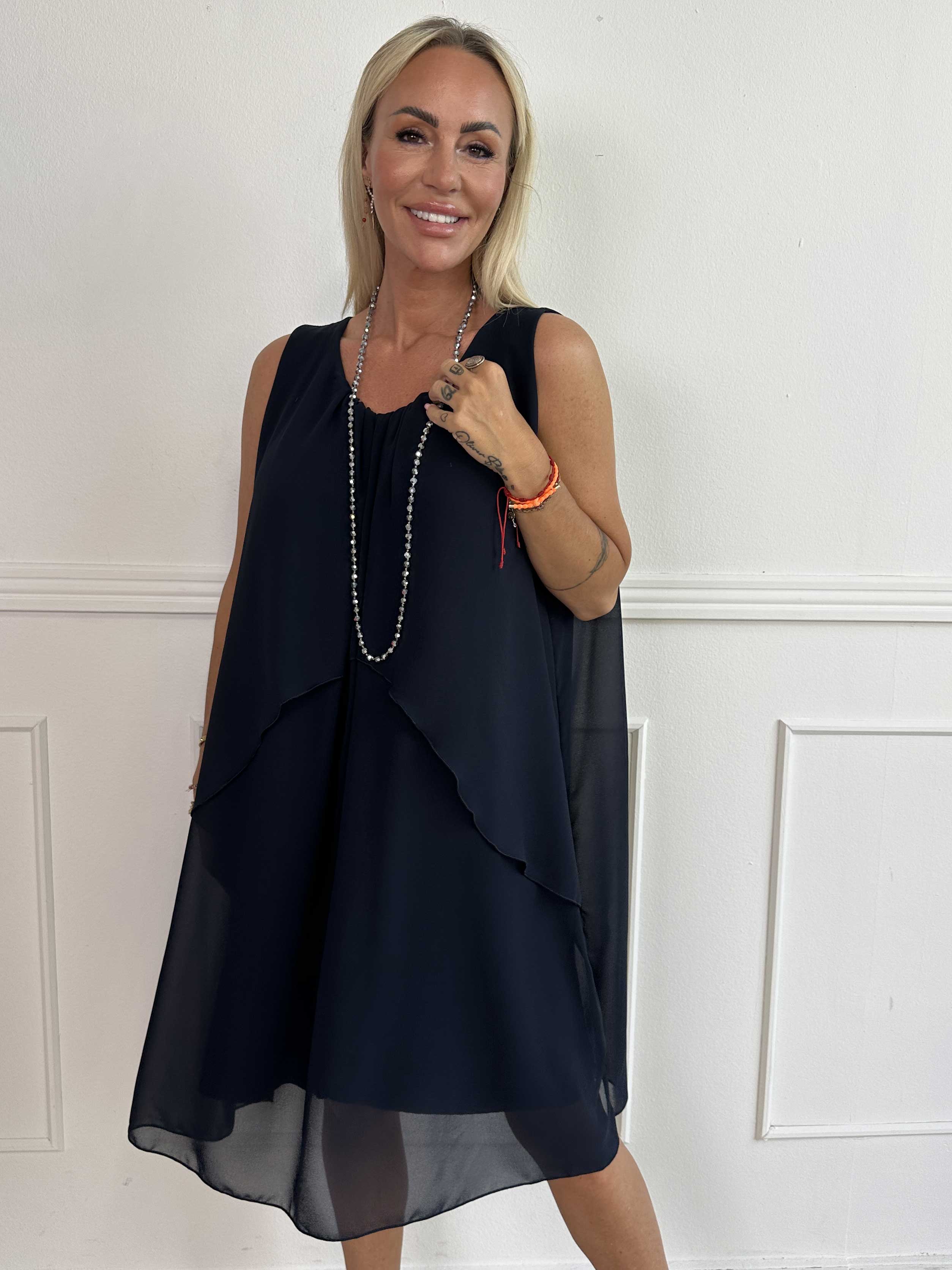 Chanelli - Sød kjole med chiffon flæselag