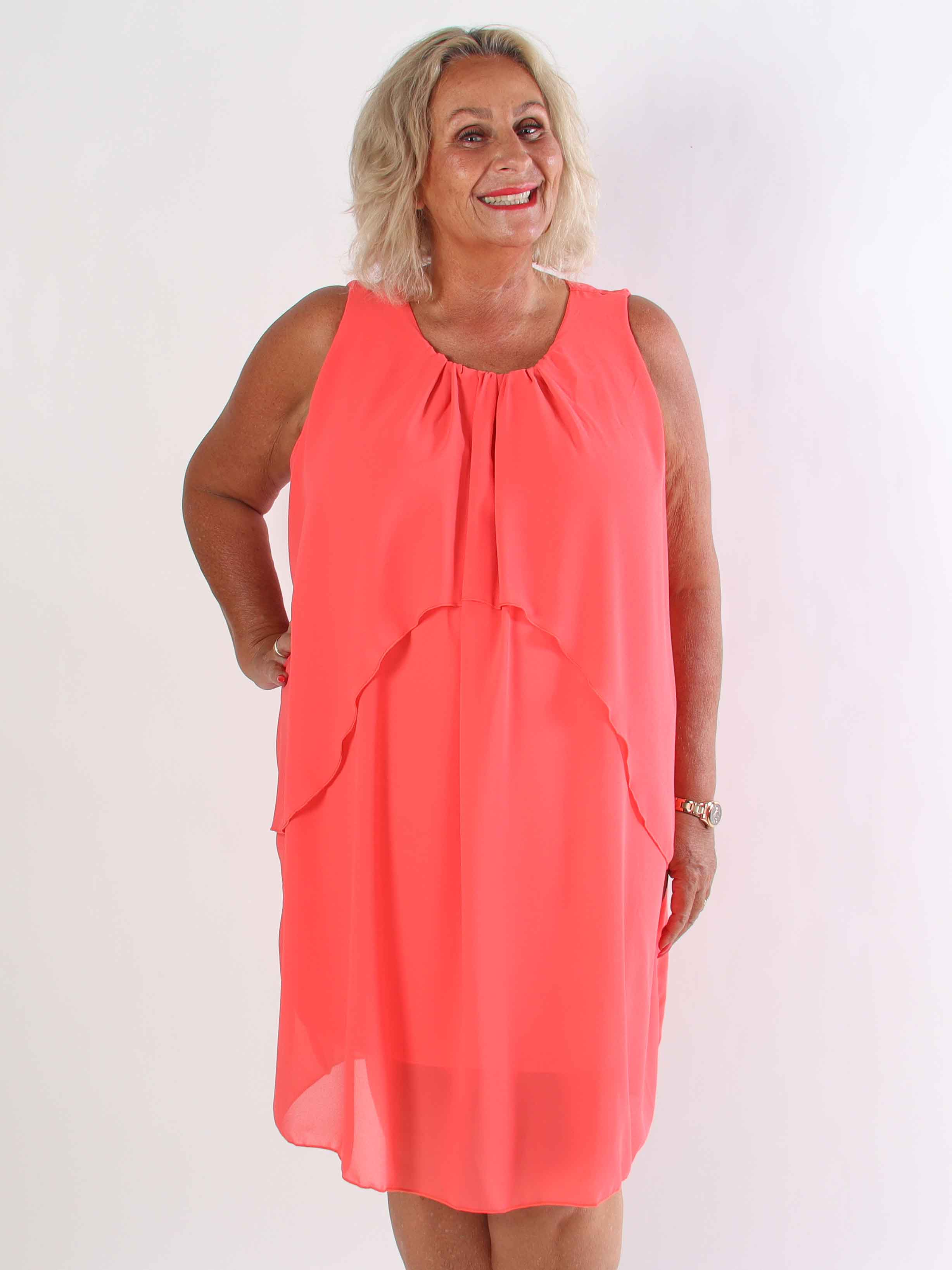 Chanelli - Sød plus size kjole med chiffon flæselag