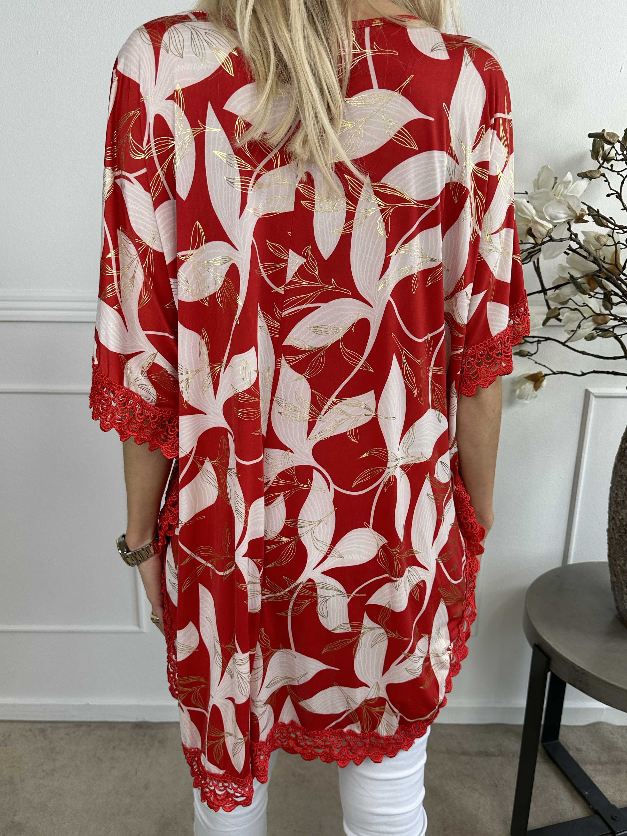 Chara - Elastisk tunikakjole med blondekant og lynlås