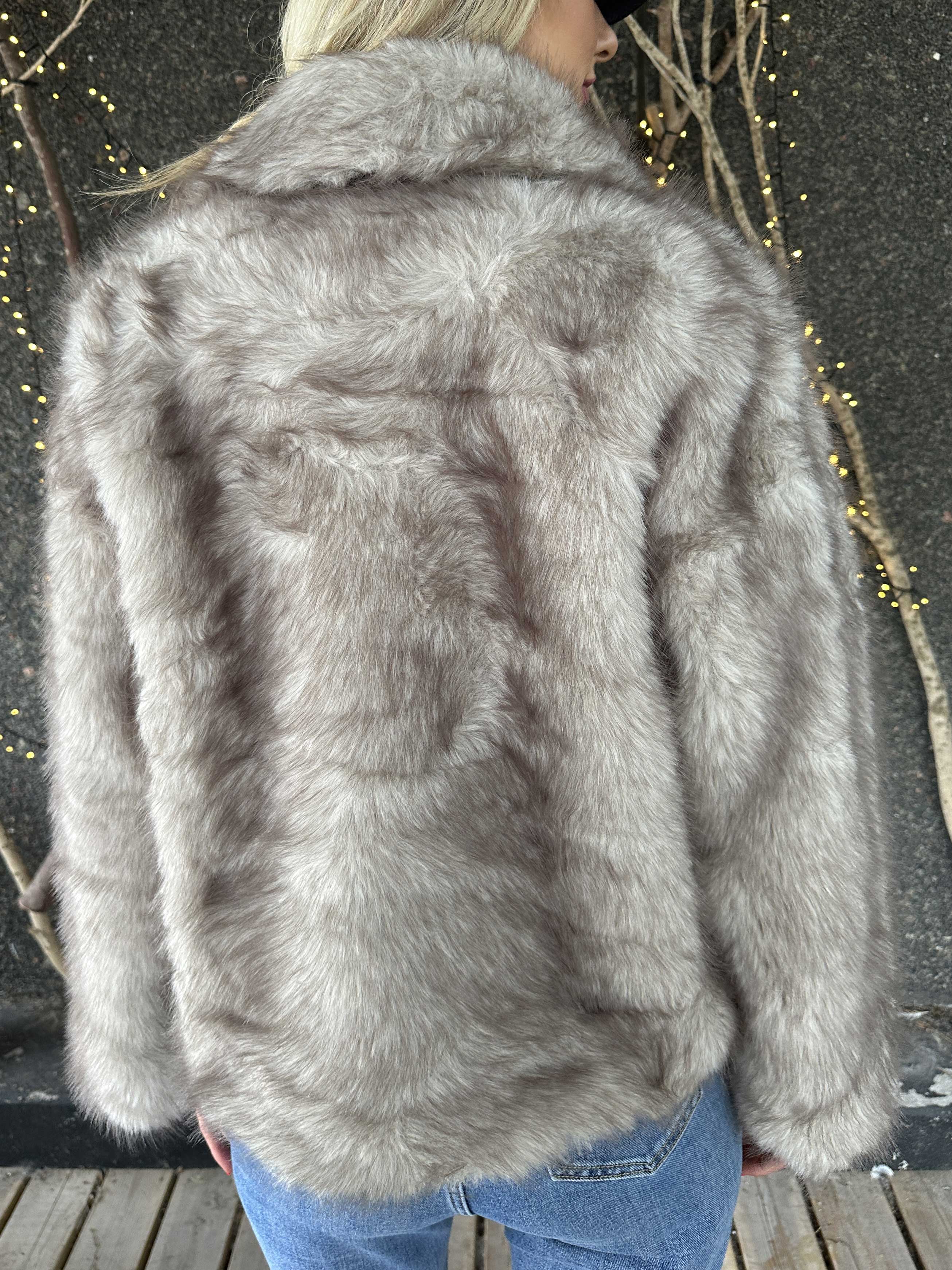 Charlene - Kort blød faux fur jakke