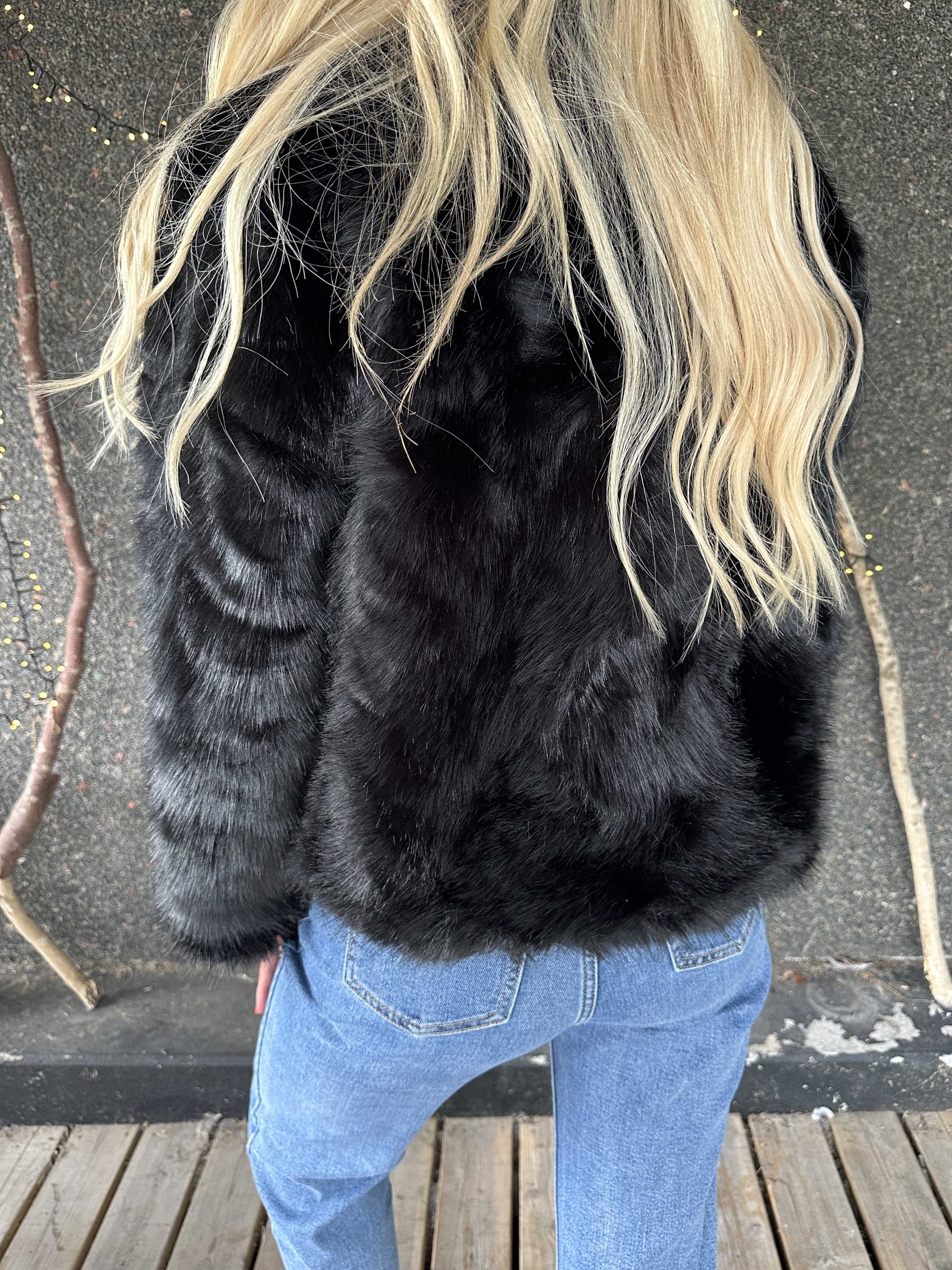 Charlene - Kort blød faux fur jakke