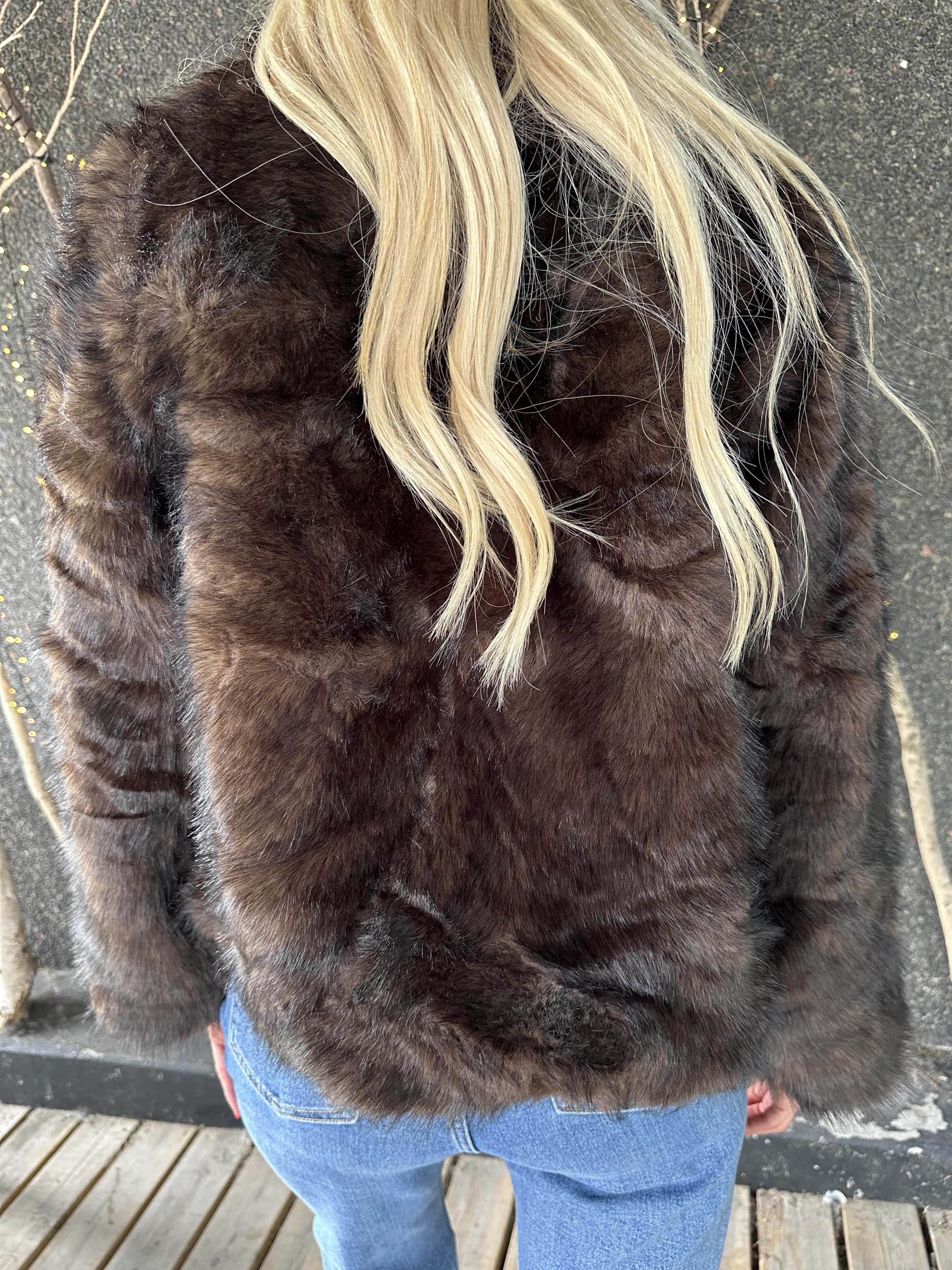 Charlene - Kort blød faux fur jakke