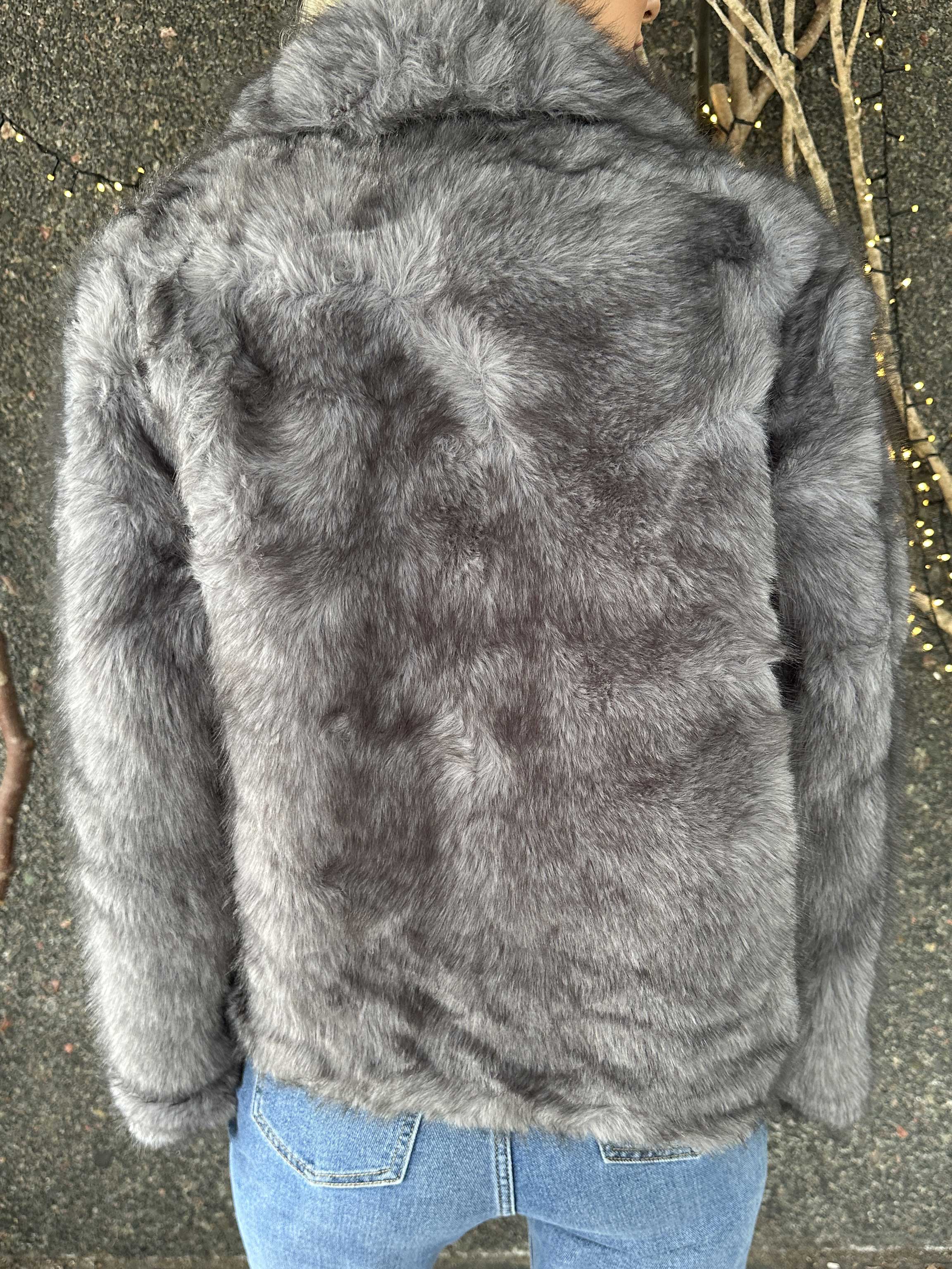 Charlene - Kort blød faux fur jakke