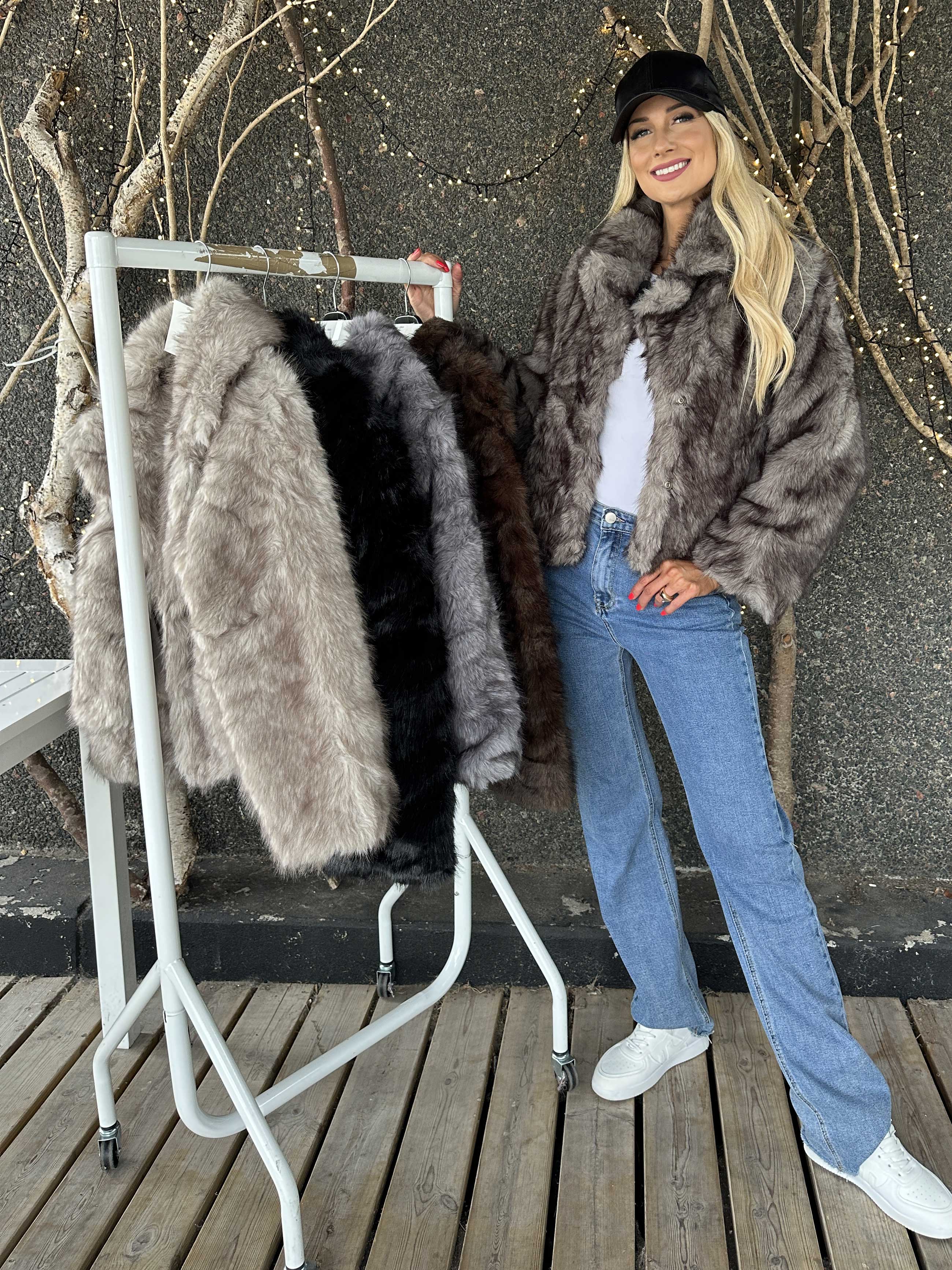 Charlene - Kort blød faux fur jakke