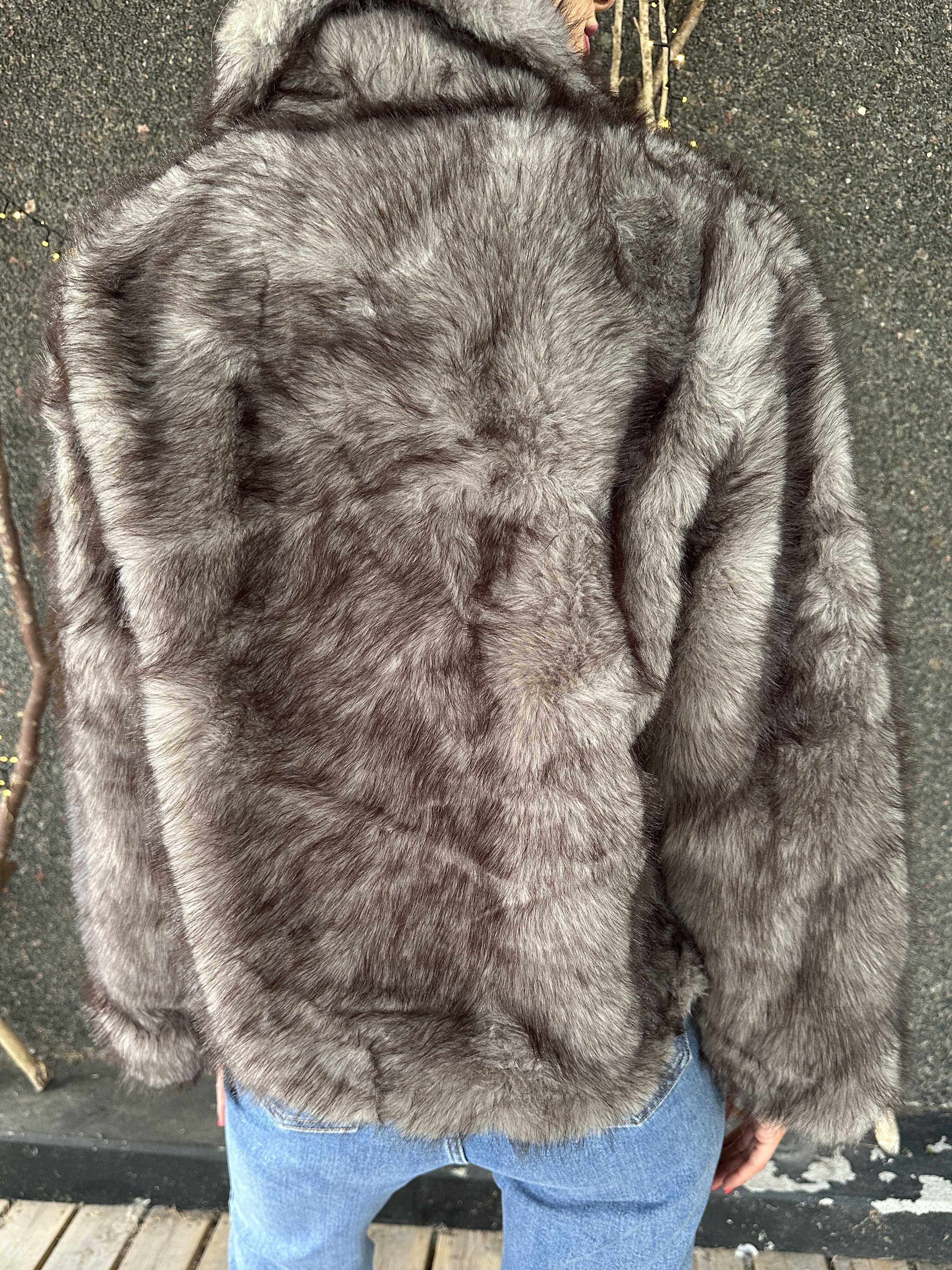 Charlene - Kort blød faux fur jakke