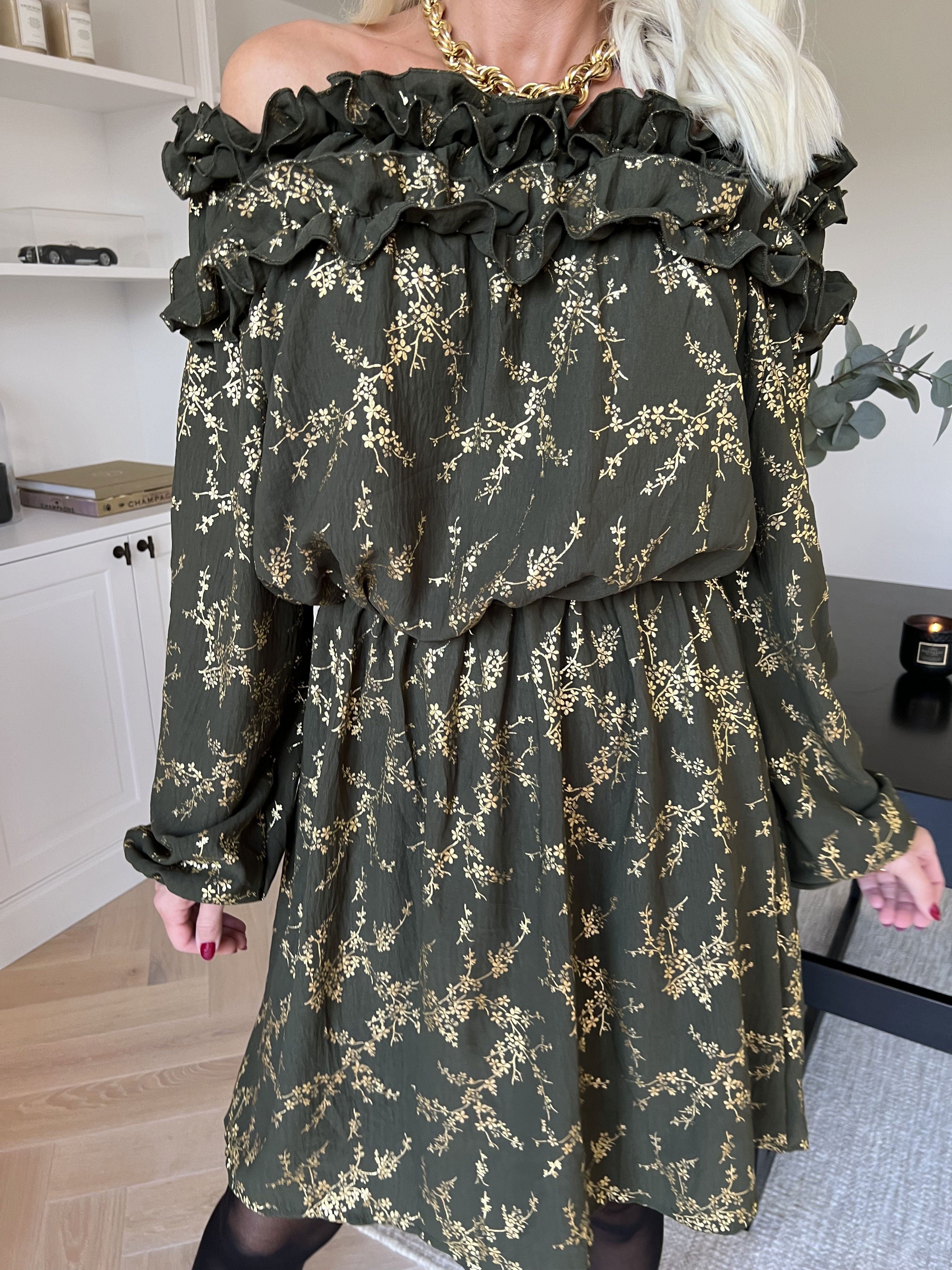 Chili Gold Fitted Dress - Kjole i guld print med flæsekant og elastik i taljen