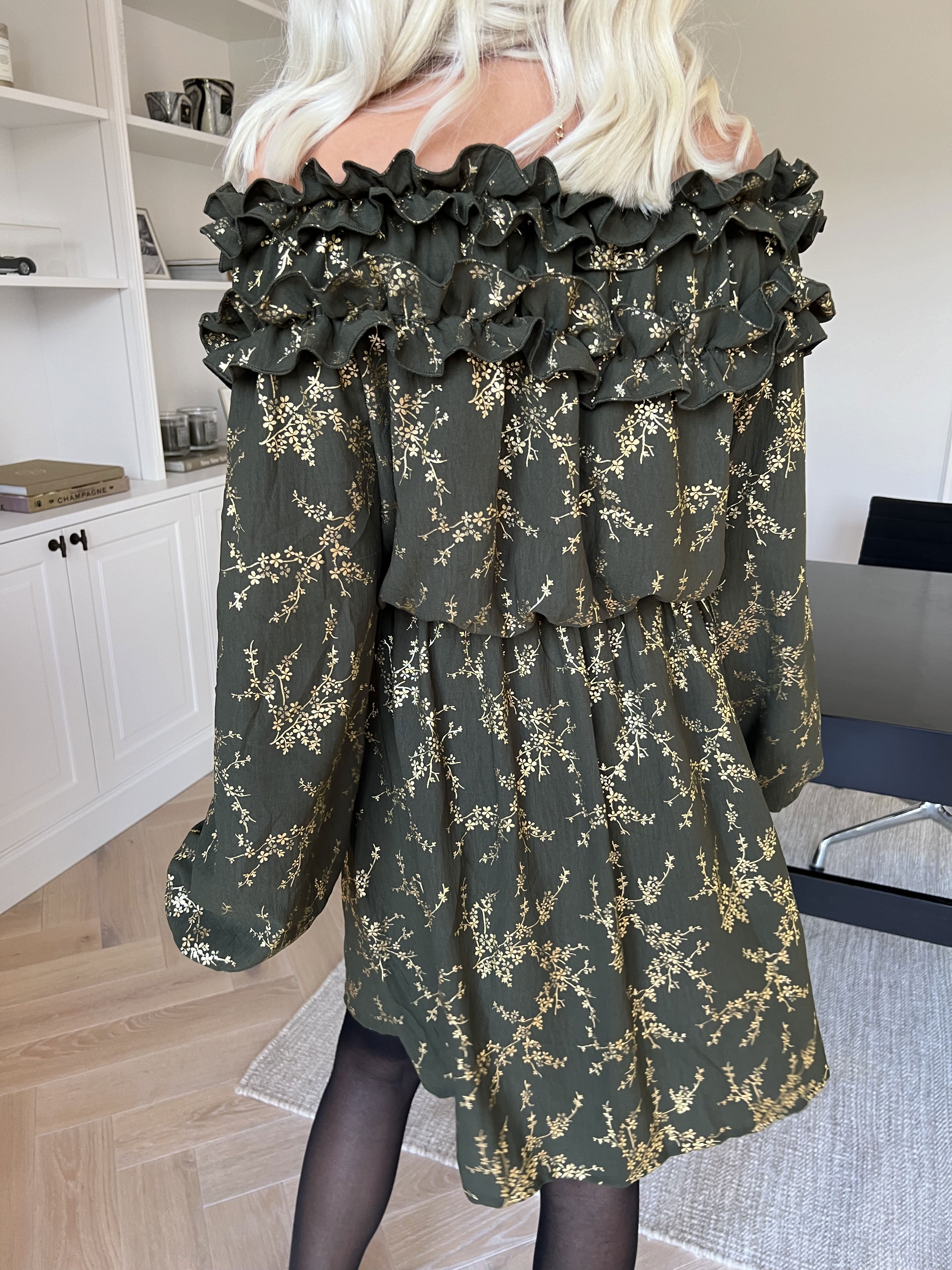 Chili Gold Fitted Dress - Kjole i guld print med flæsekant og elastik i taljen